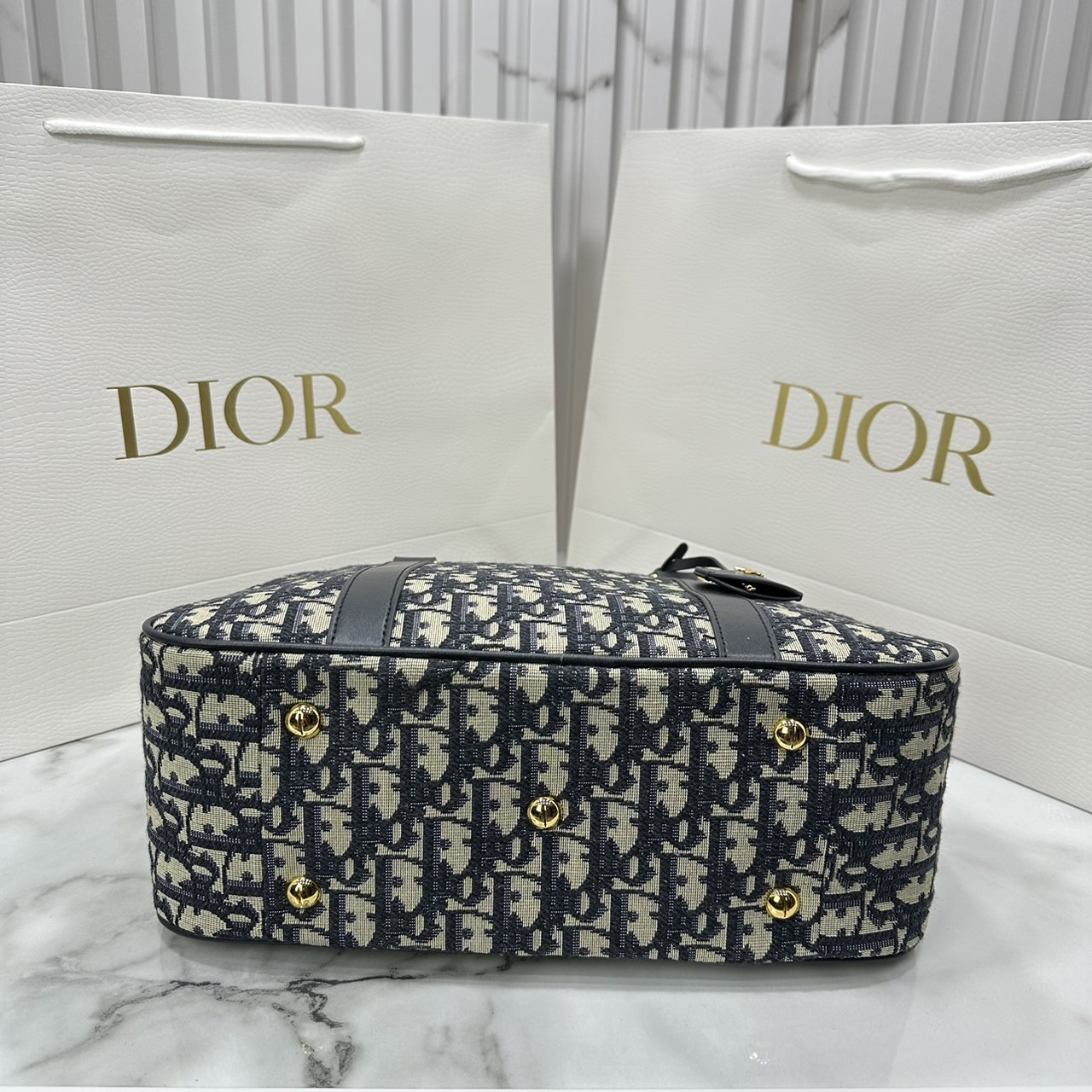 DIOR D-Vibe Bowling Bag Oblique jacquard fabric in blue กระเป๋าทรงหมอน ทรงโบว์ลิ่งทันสมัยและปราดเปรียว ใช้งานง่ายจุของได้เยอะ สวยงามเป็นเอกลักษณ์ เกรดท็อปไฮเอน 1:1 ใช้งานต่างประเทศได้