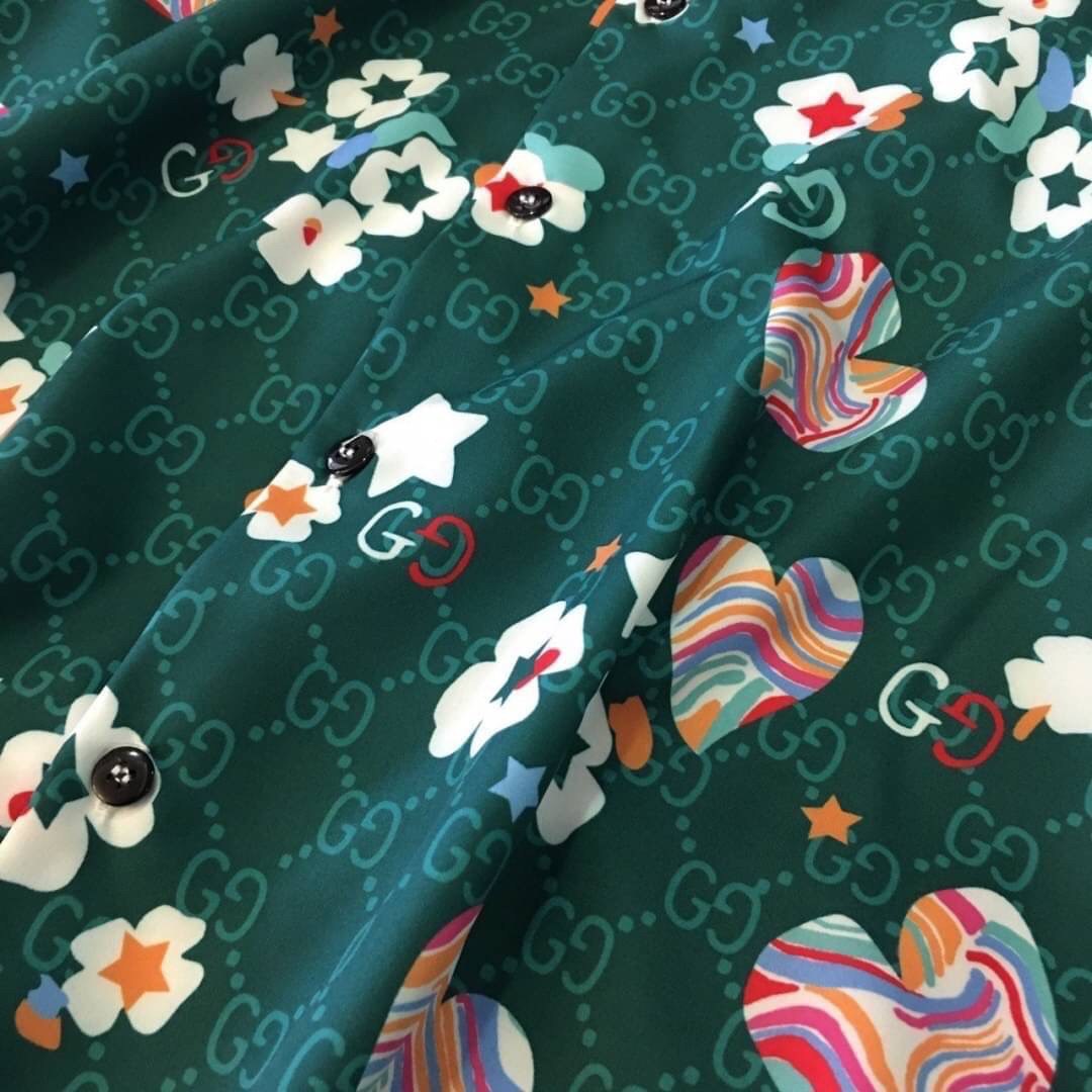 Gucci Retro flower and heart print cotton bowling shirt / Gucci Men's Shirts / Gucci Shirts งานเกรดออริจินอล พิมพ์ลายคมชัด มีป้ายแท็กที่คอเสื้อทุกตัว พร้อมส่งที่ไทย ภาพสินค้าถ่ายจากงานขายจริง ใช้งานต่างประเทศได้