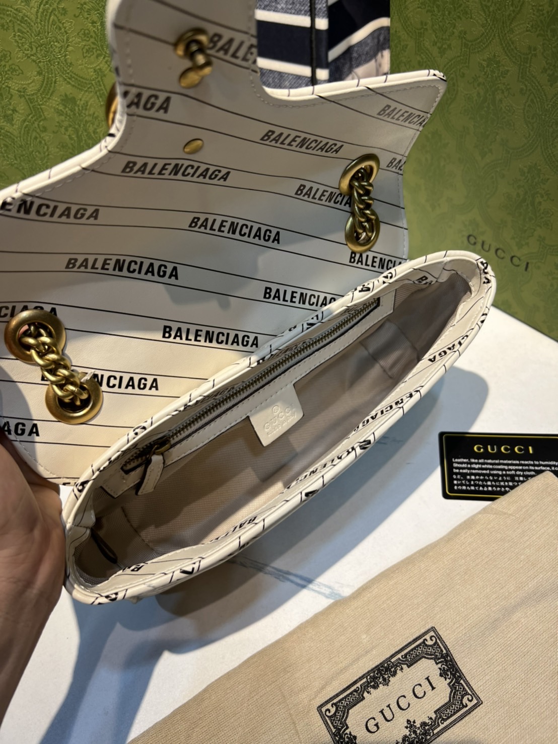 หนังแท้ GUCCI The Hacker Project small GG Marmont bag Balenciaga print leather คอลเลคชั่นผสมผสานเอกลักษณ์ความหรูของ 2 แบรนด์ดัง ที่ยอดขายดีตั้งแต่วันแรกที่ลง shop ด้วยรูปทรงที่กะทัดรัด ตอบโจทย์ได้ทุกลุค ทุกไลฟ์สไตล์ ใช้งานได้ง่ายคล่องตัว เรียกได้ว่าใครไม่