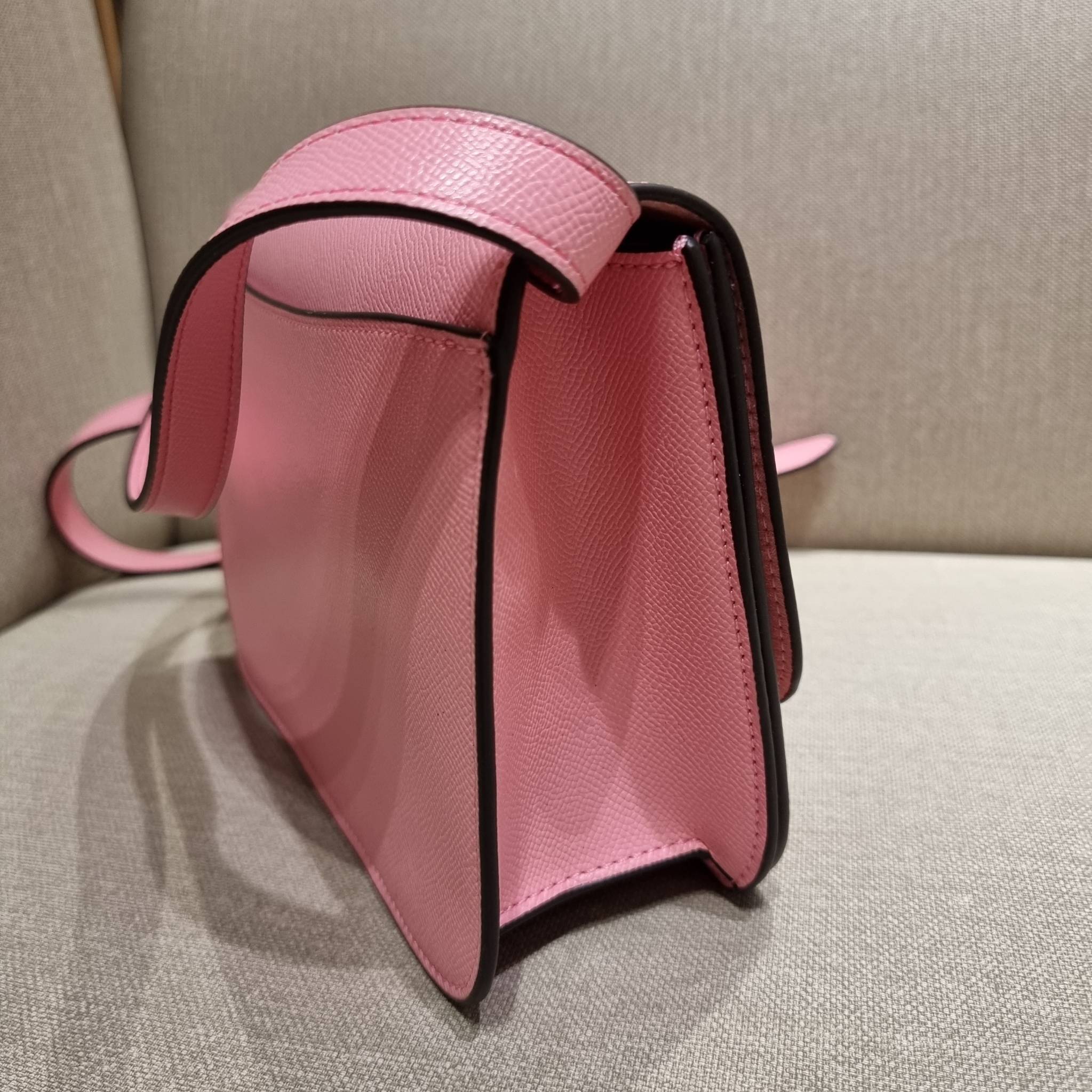 COACH C5632 BRYNN FLAP CROSSBODY แซ่บที่สุด ใหม่ที่สุด!! คอลเลคชั่นใหม่!! มองยังไงก็หลงรักละสายตาไม่ไหว กระเป๋าสะพายข้างลุคไฮน์ ที่ดีไซน์ออกมาได้ปัง และดูแพงมากๆ ด้วยดีเทลคลาสสิค รูปทรงใช้งานง่าย เรียบๆแต่มีดีเทล วัสดุหนัง crossgrain สวยคม!!! เปิด-ปิดด้วย