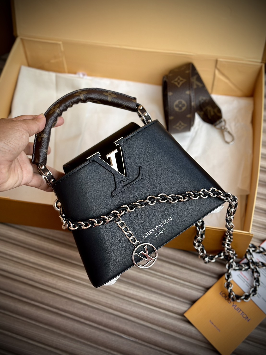 LV Capucines East-West Mini Bag กระเป๋าถือสุดหรู ดีไซน์สวยสีดำคลาสสิค ไซส์มินิดีงามม้ากกกก!! มาพร้อมหูจับในตัว ด้วยรูปทรงวินเทจ ทำให้ไอเท็มนี้สะกดทุกสายตาจริงๆ