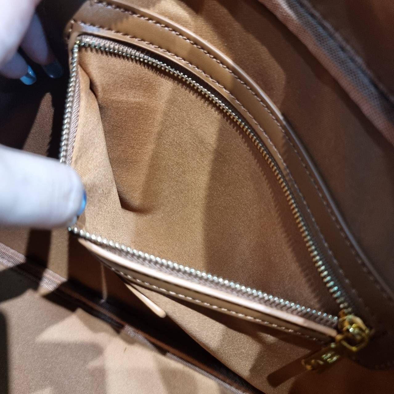 MIU MIU LEATHER BEAU BAG กระเป๋าถือรุ่นสุดจึ้ง ที่ไม่มีตอนนี้คือพลาด ดีไซน์เรียบแต่มากมีอยู่จริง สวยดูแพง หูจับในตัวง่ายและสะดวกพกพา เพียงแค่คล้องไหล่ ขนาดใหญ่จุของได้แบบสบายๆ