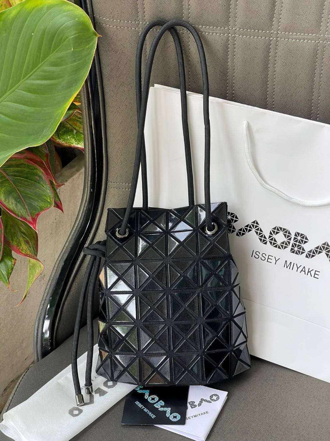 Baobao Issey Miyake Wring Small Bag กระเป๋าสะพายครอสบอดี้พร้อมสายรูดเปิดปิด สามารถปรับความยาวของสายได้ตามสไตล์ความชื่นชอบ ด้วยดีไซน์ทรงน่ารัก เหมาะสำหรับให้สาวๆหยิบใช้ในวันสบายๆ แต่เต็มเปี่ยมไปด้วยความคล่องแคล่ว ไฮไลต์ของซีซั่นนี้คือกระเป๋าที่มาพร้อมกับเช