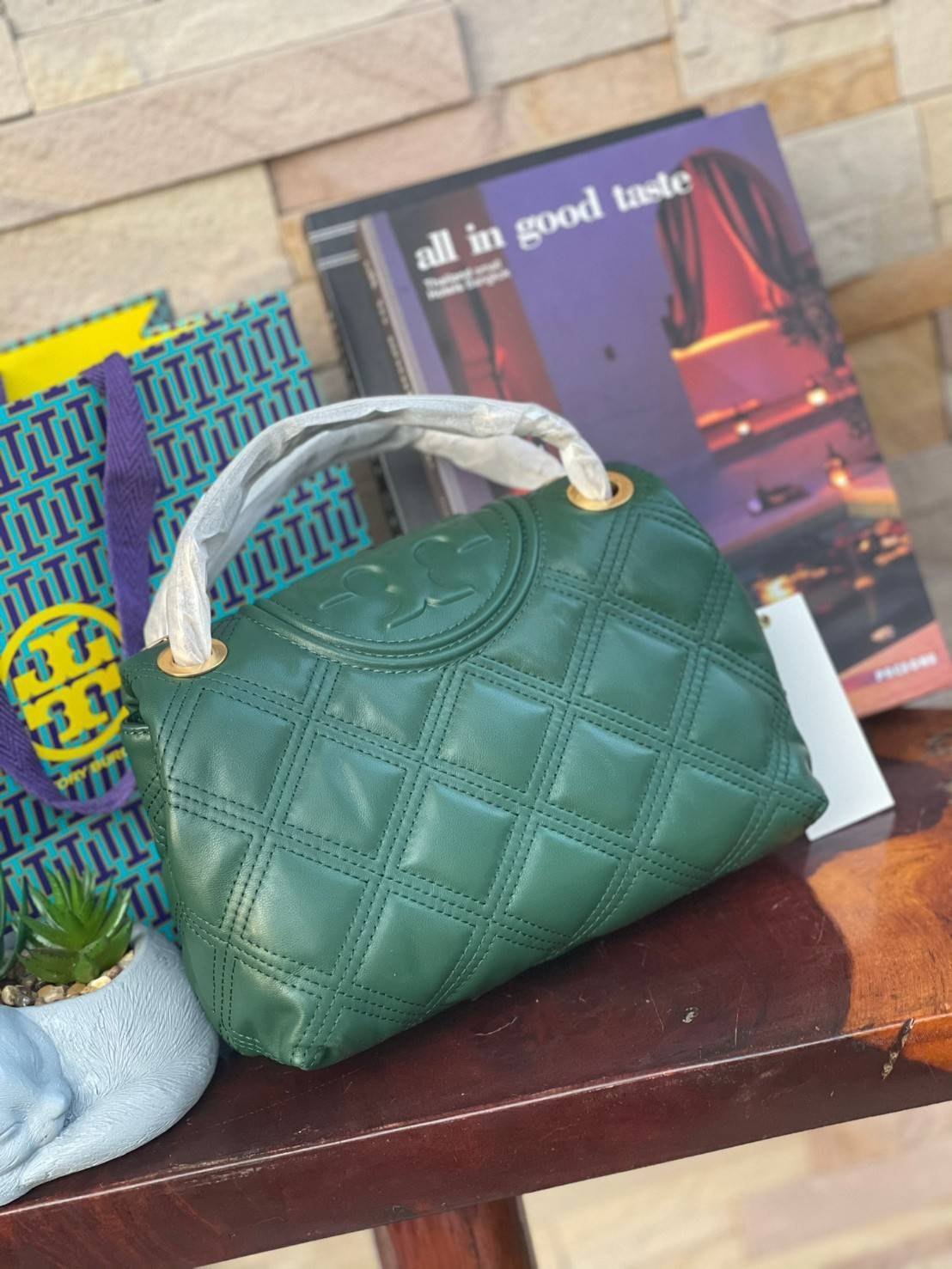 ของแท้ 💯% Tory burch Fleming Soft Small Convetible Shoulder bag กระเป๋าเฟลมมิ่ง (Fleming) สุดคลาสสิค ทำจากหนังนุ่มกับเทคนิคการเย็บแบบควิลท์ เพิ่มความเป็นเอกลักษณ์ด้วยโลโก้ลายดับเบิ้ล