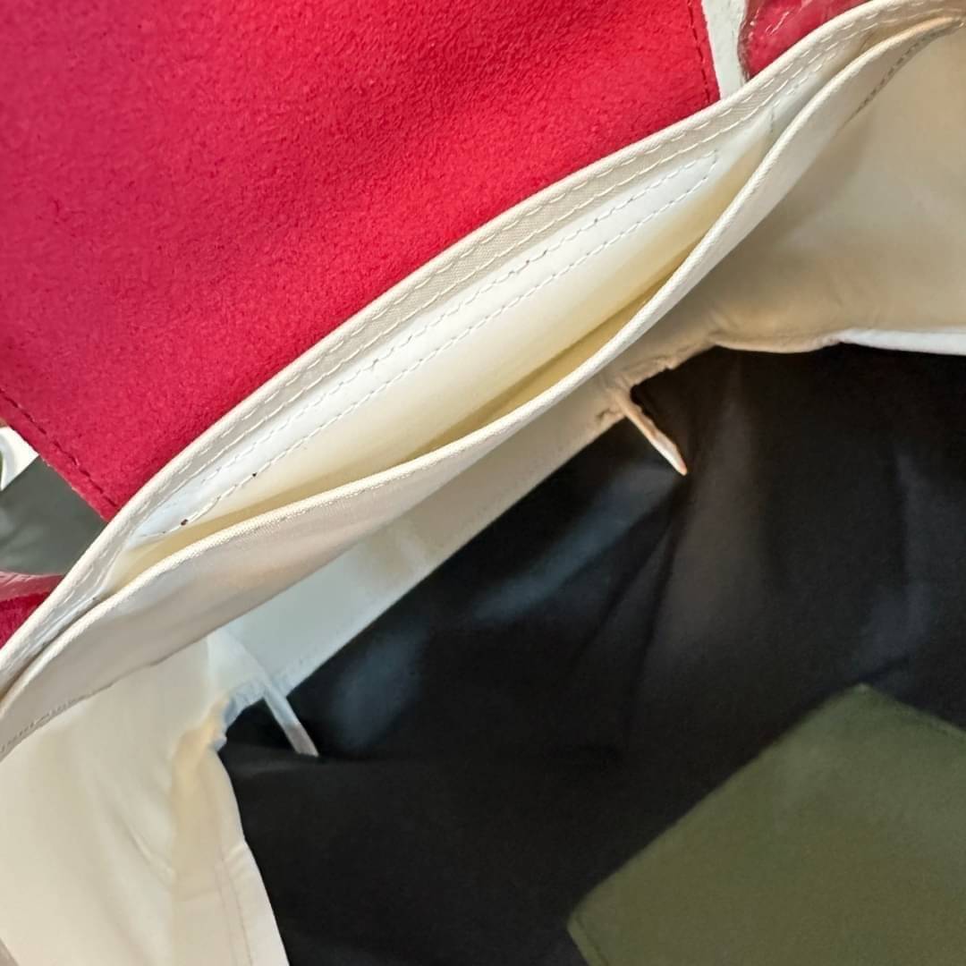 LONGCHAMP LE PLIAGE RE-PLAY TOP HANDLE BAG สินค้ารุ่นลิมิเต็ด collection สุดปัง ซื้อใบเดียวเหมือนได้2 ใบ กระเป๋าสะพายแนวตั้งที่กว้างขวาง มีเอกลักษณ์เฉพาะตัวแต่มีดีไซน์ที่น่าดึงดูด