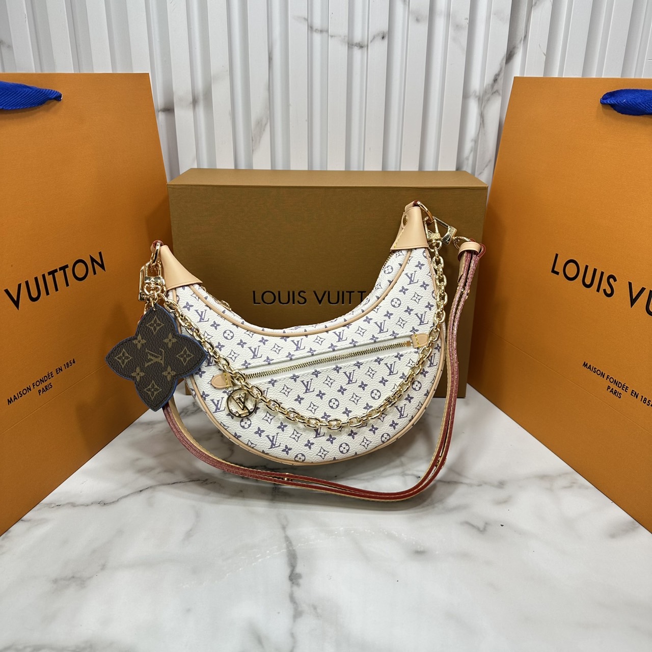 ORI หนังแท้ | LV Loop PM Bag กระเป๋าสะพาย ดีไซน์ทรงพระจันทร์ครึ่งเสี้ยวได้แรงบันดาลใจจากกระเป๋ารุ่น Croissant อันเป็นตำนานของเมซง