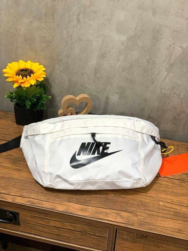 Nike Tech hip pack กระเป๋าคาดเอว Nike Tech รุ่นใหม่ชนช้อป!! ให้คุณหยิบใช้อุปกรณ์กีฬาและพกพาได้อย่างง่ายดาย พร้อมโดดเด่นด้วยกระเป๋าซิป 2 จุดสำหรับเก็บสิ่งของ และสายกระเป๋าแบบปรับได้เพื่อให้แนบกับลำตัว ใช้งานได้คล้องตัว ใส่ของได้จุสมใจเลยคร้า