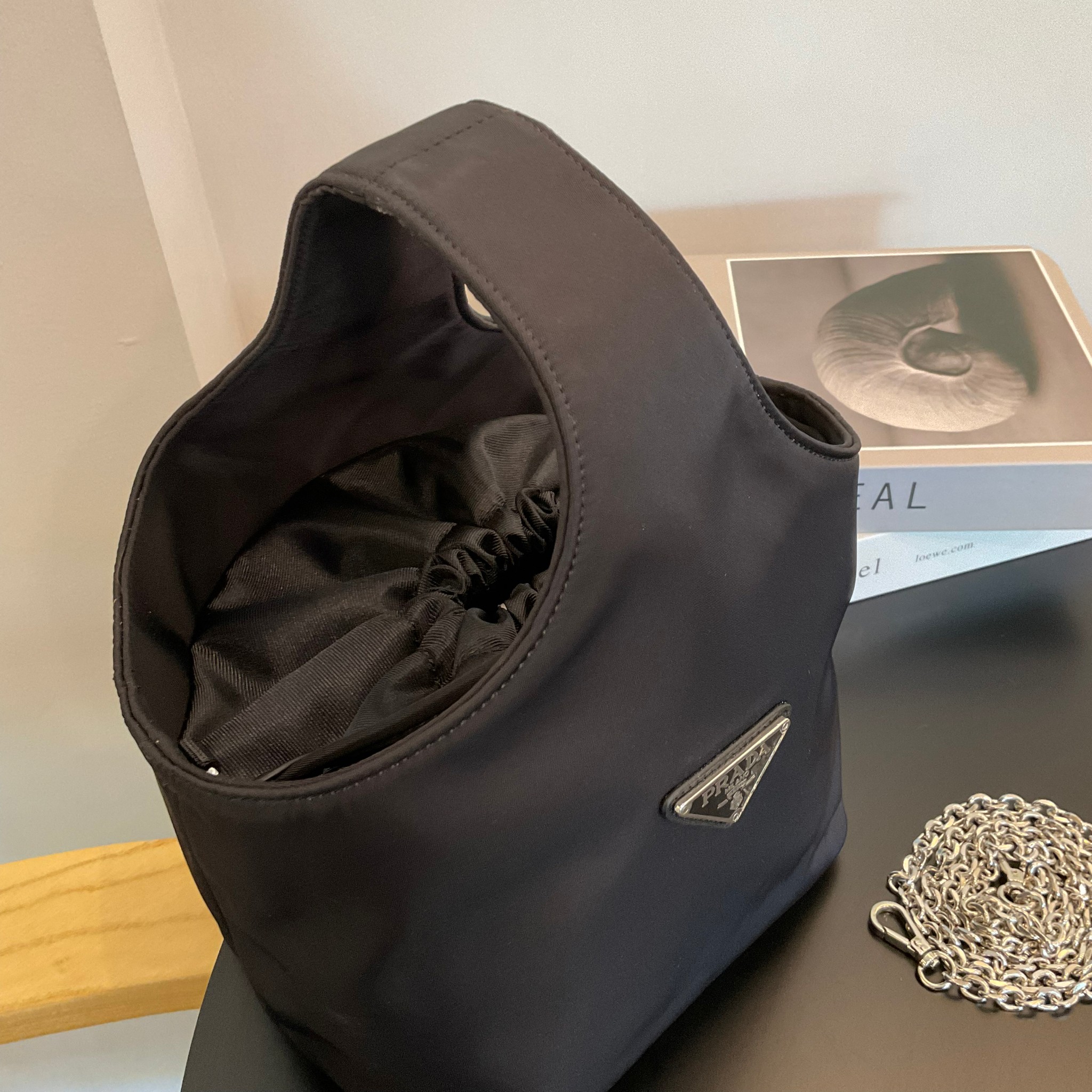 PRADA Tote Bucket Bag 2022 รุ่นใหม่พร้อมส่ง กระเป๋าทรง Handbag & Crossbody แบรนด์ Prada อีกรุ่นที่ขนาดกำลังน่ารัก ตัวกระเป๋าตั้งอยู่ทรงสวย กันน้ำ ด้านหน้าประดับโลโก้ อะไหล่เงิน สวยหรูเว่อร์วัง