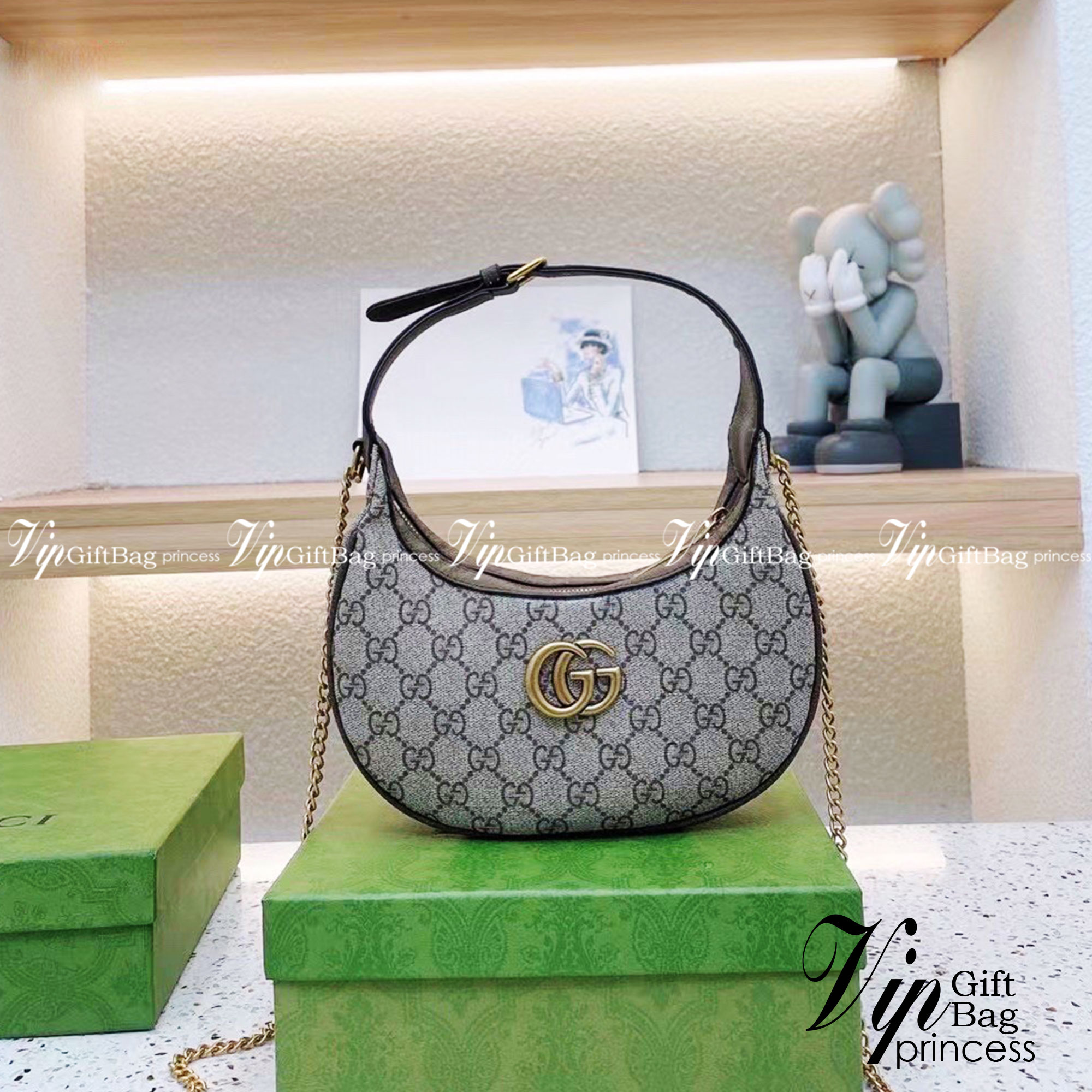 Gucci GG Marmont half-moon-shaped mini bag กระเป๋าคล้องไหล่ ความตัวแม่สายแฟชั่น ต้องกระเป๋าทรงจันทร์เสี้ยวแบบสับค่ะ! ความโค้งมนใช้งานง่าย เอามาสะพายก็คือชนะเลิศไปเลย ภาพถ่ายจากงานขายจริง ใช้งานต่างประเทศได้