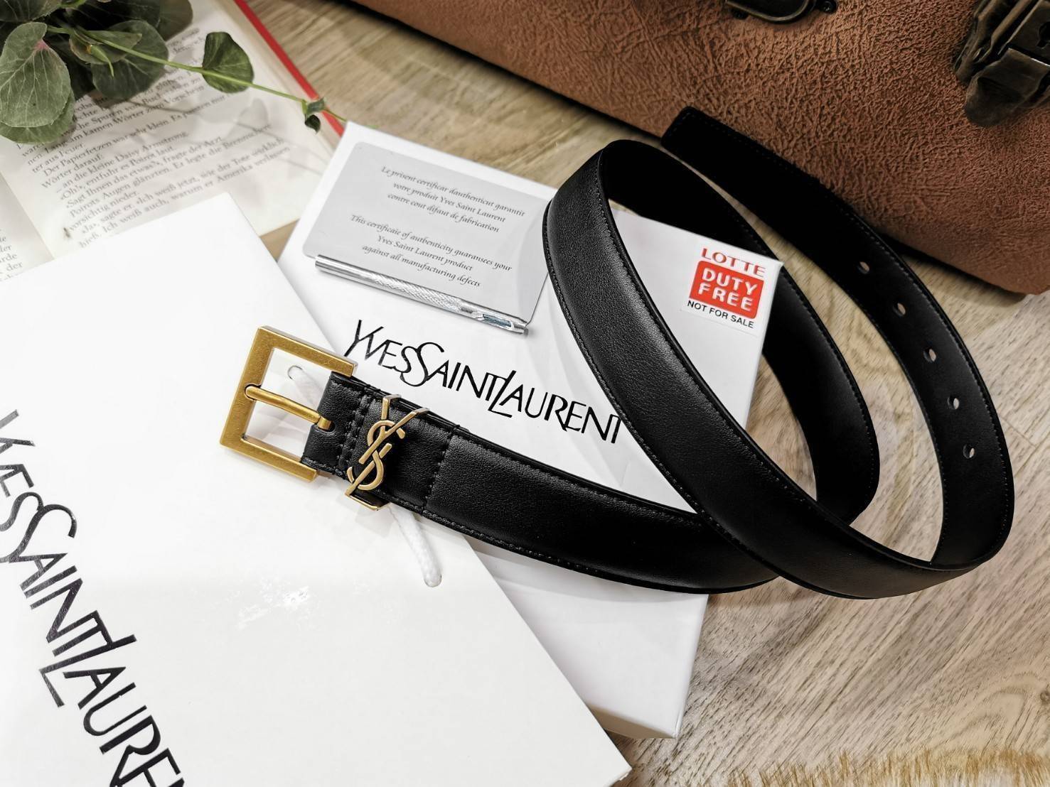 พรีเมี่ยมกิ๊ฟแท้ 100% 】YSL YVES SAINT LAURENT 3D LOGO Leather Belt VIP Gift With Purchase (GWP) เข็มขัดหนังแท้ดีไซน์สวยสุดคลาสสิคพรีเมี่ยมกิ๊ฟ Limited Edition จาก YSL YVES SAINT LAURENT DutyFree โดดเด่นที่หัวเข็มขัด3Dโลโก้แบรนด์สีทองสายเข็มขัดหนังแท้
