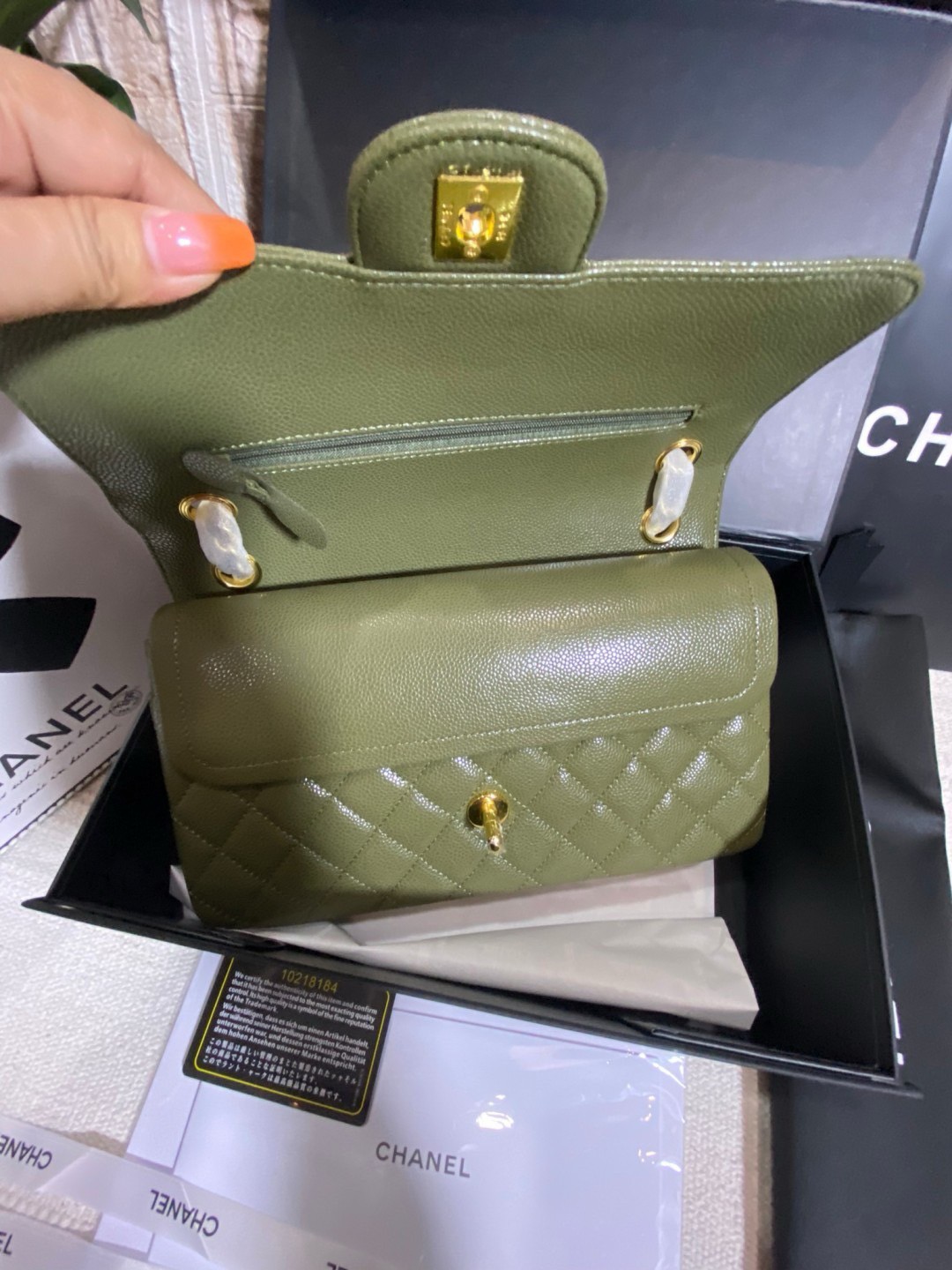 CHANEL Classic Medium Flap Bag กระเป๋าสะพายคลาสสิกรุ่นยอดนิยมตลอดกาล ดีไซน์เรียบหรูหราขับผิว งานหนังแท้สวยมาก มีอะไหล่เงินและทอง สุดยอดเดอะเบสท์ไอเท็ม