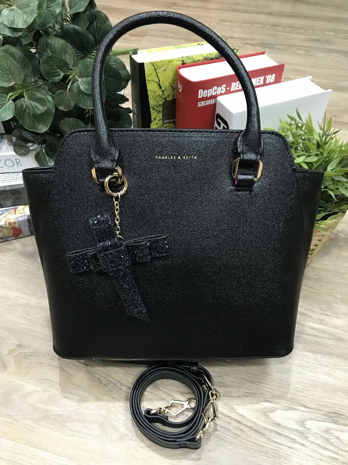 NEW ARRIVAL! CHARLES & KIETH TRAPEZE BAG 2018 กระเป๋าถือหรือสะพายคอลเลคชั่นใหม่ชนช็อปดีไซน์ยอดนิยมวัสดุหนังคาเวียร์อยู่ทรงสวย โดดเด่นที่หูหิ้วประดับพวงกุญแจโบว์ห้อย เปิดปิดด้วยซิปภายในมีช่องซิป หัวซิปปั้มโลโก้ มีหมุดรองฐานกันรอยสี่มุม พร้อมสายสะพายยาวปรับ