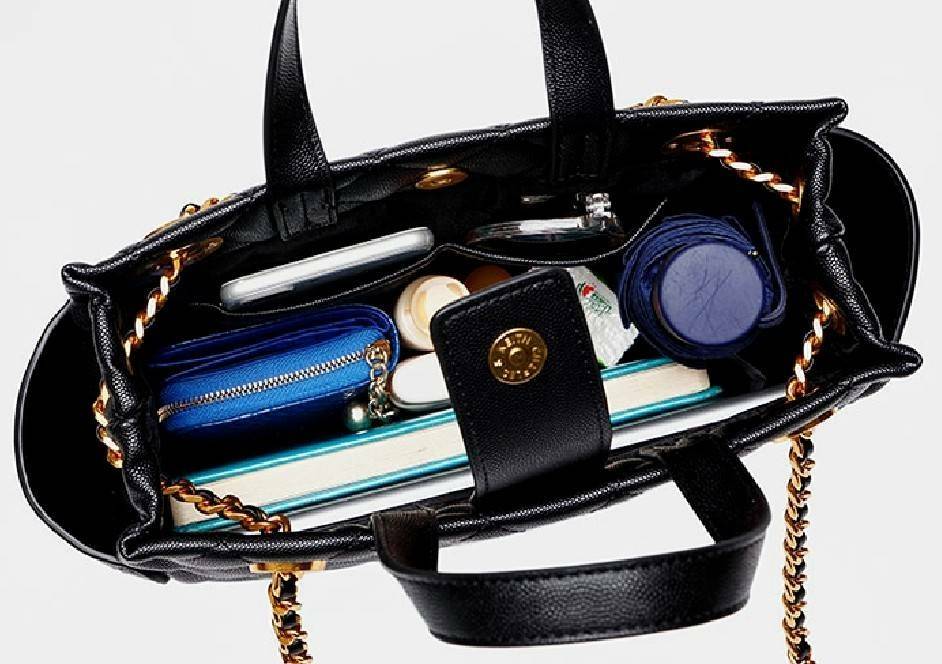 CHARLES & KEITH HANDBAG กระเป๋าถือหรือสะพายดีไซน์สวยหรูวัสดุหนังคาเวียร์อยู่ทรง ด้านหน้ามีโลโก้ ด้านข้างมีช่องใส่ของ มีหูจับถนัดมือ พร้อมสายสะพายโซ่มีที่รองบ่าสามารถใช้สายคู่สะพายไหล่หรือสายเดี่ยว Crossbody ได้ มีหมุดรองฐานกันรอย ภายในมีช่องซิปเเละช่องใส่