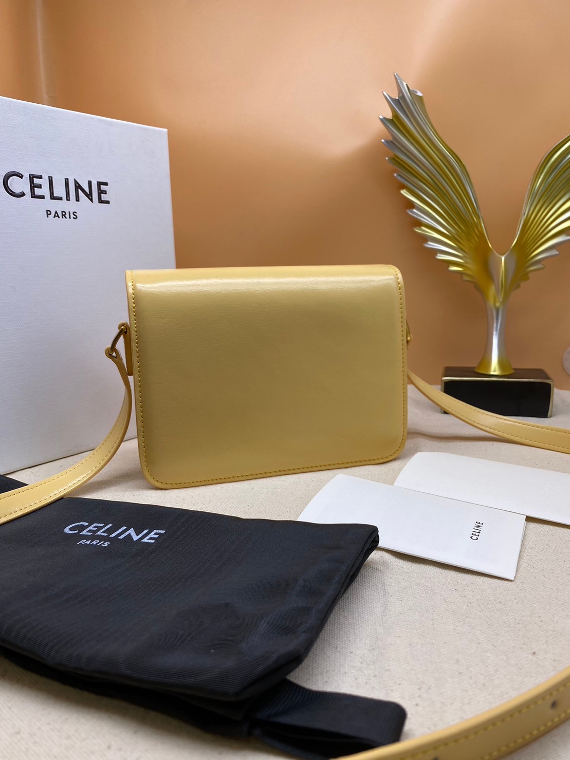 TEEN 18cm : CELINE TEEN TRIOMPHE BAG IN SHINY CALFSKIN / Celine Triomphe Bag / Celine Bag พร้อมส่ง 7 สี เกรดออริ 1:1 กระเป๋าแบรนด์หรูที่ควรมีแห่งปี รูปทรงสี่เหลี่ยมรุ่นฮอตฮิตของเหล่าดาราและเซเลบทั้งหลาย ดีไซต์เรียบหรู