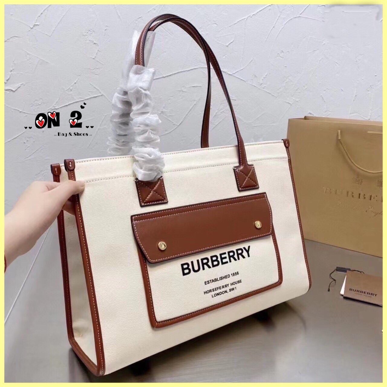 BURBERRY Leather-trimmed embroidered canvas tote / BURBERRY FRAGRANCES LARGE TOTE BAG / BURBERRY Freya Tote Bag วัสดุ Canvas & Leather ดีไซน์สวยอยู่ทรงสไตล์ Casual ด้านหน้ามีช่องใส่ของ ภายในโล่งกว้างและจุสุดๆสามารถใส่เอกสารA4 หนังสือ ของใช้ได้เยอะ หูหิ้วห