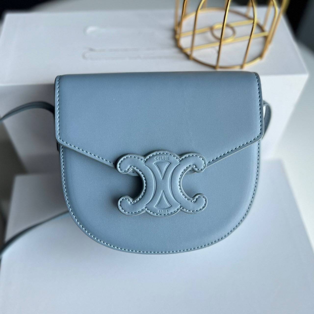 หนังแท้ CELINE BESACE cuir triomphe in Smooth calfskin / CELINE TRIOMPHE CLOSSBODY BAG หนังแท้ทั้งใบสวยหรู แบบใหม่ล่าสุด โลโก้หนังสมูทคลาสิก เหมาะกับสาวๆในวันที่อยากครอสบอดี้ชิลๆ ห้ามพลาดค่ะ!