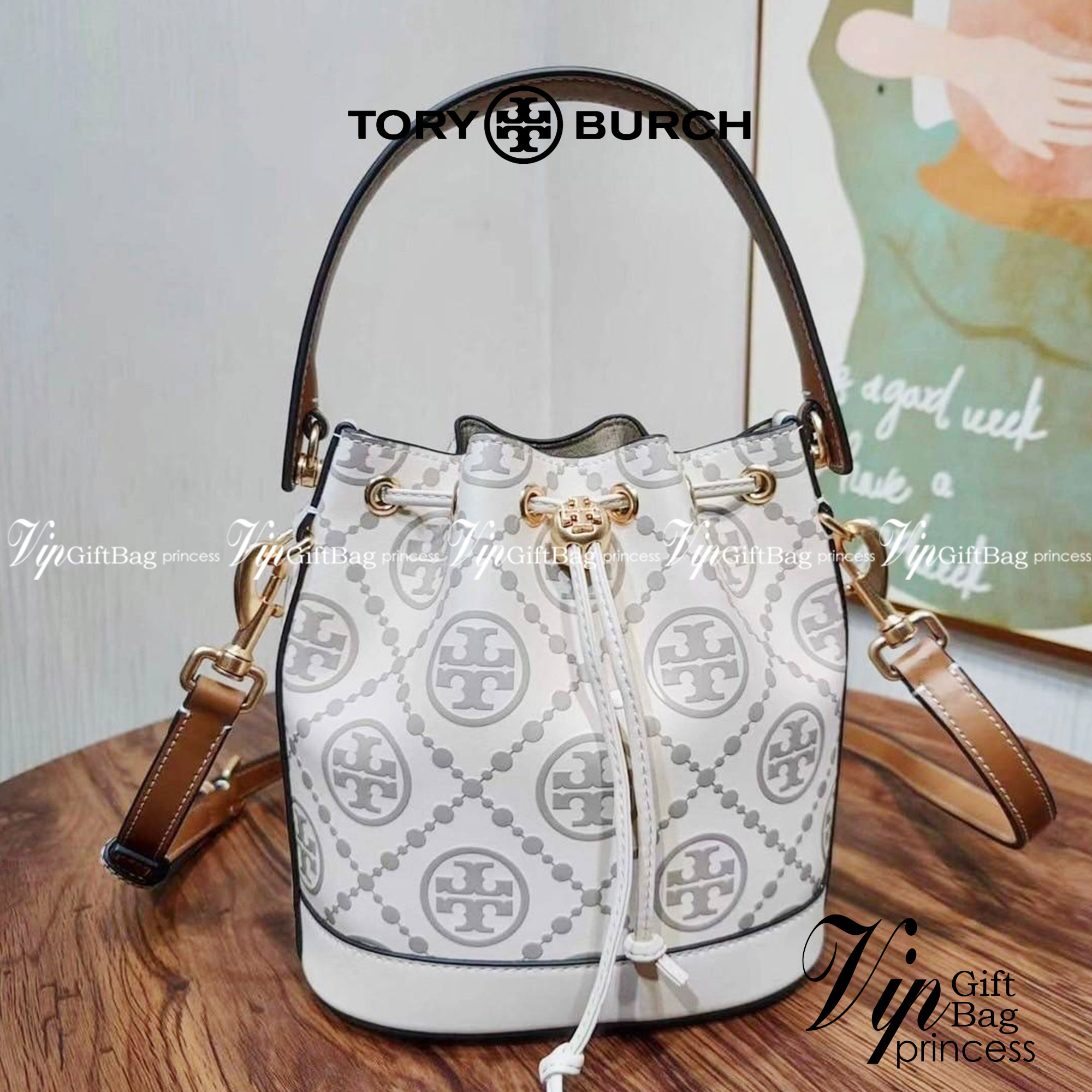 Medium : Tory Burch T Monogram Embossed Bucket Bag กระเป๋าถือหรือสะพายไหล่ ประดับด้วยลวดลายอันเป็นสัญลักษณ์ของแบรนด์ ถูกประดิษขึ้นด้วยความพิถีพิถันวัสดุหนังอย่างดี ด้านในบุด้วยหนังไมโครซูแอคเนื้อนุ่มทำความสะอาดง่าย กระเป๋าผ่าหลังด้านนอก1ช่อง ด้านใน 1ช่อง 