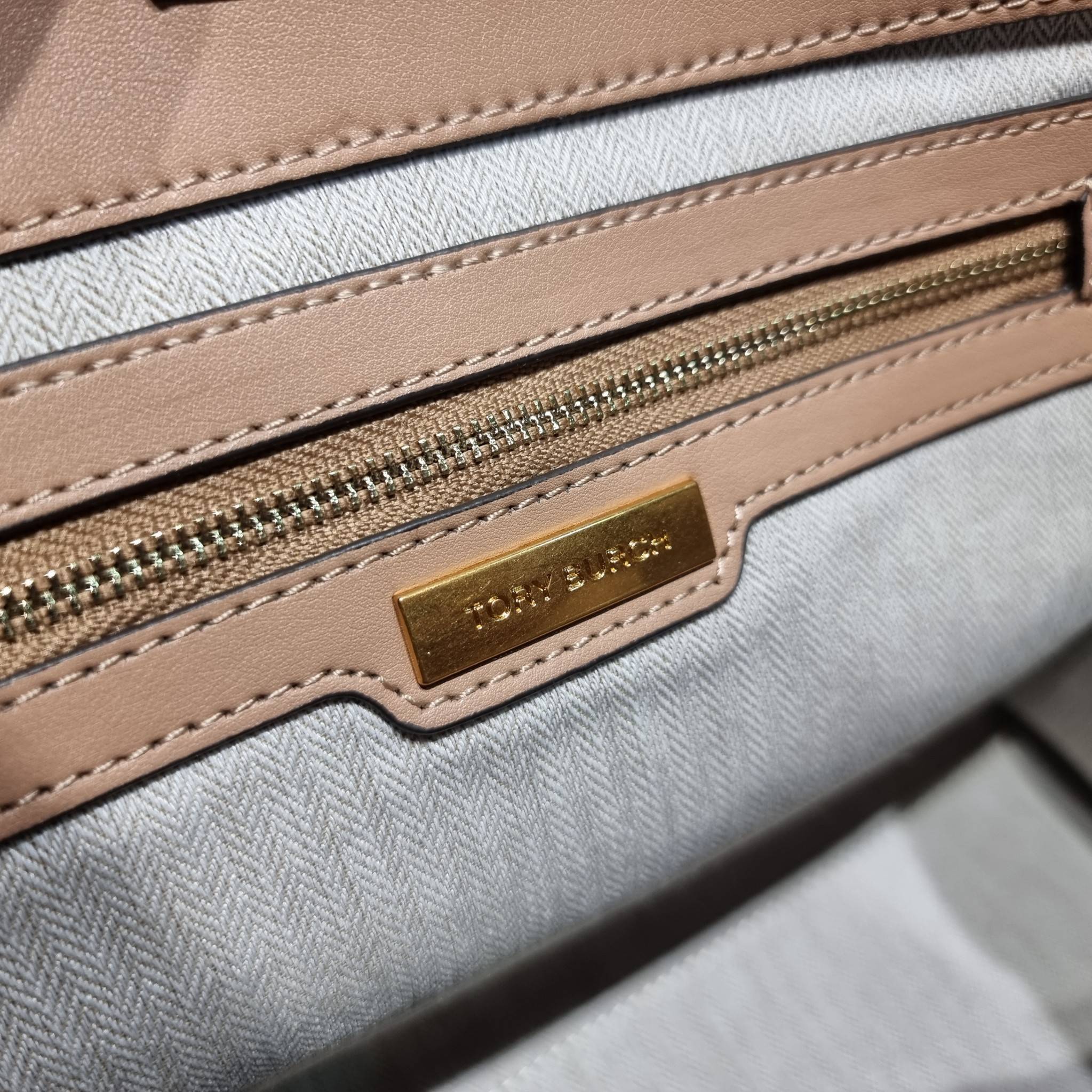 TORY BURCH ECO ELLA TOTE BAG / TORY TOTE BAG พร้อมส่ง 3 สี กระเป๋าสะพายทรงโท้ท ขนาดกำลังสวย จุของได้เต็มที่ รูปทรงคลาสสิคชวนใช้ โดดเด่นด้วย patch โลโก้ คอลเลคชั่นน้องใหม่ ส่งมาให้สาวๆได้ใจฟูอีกหนึ่งไอเท็ม