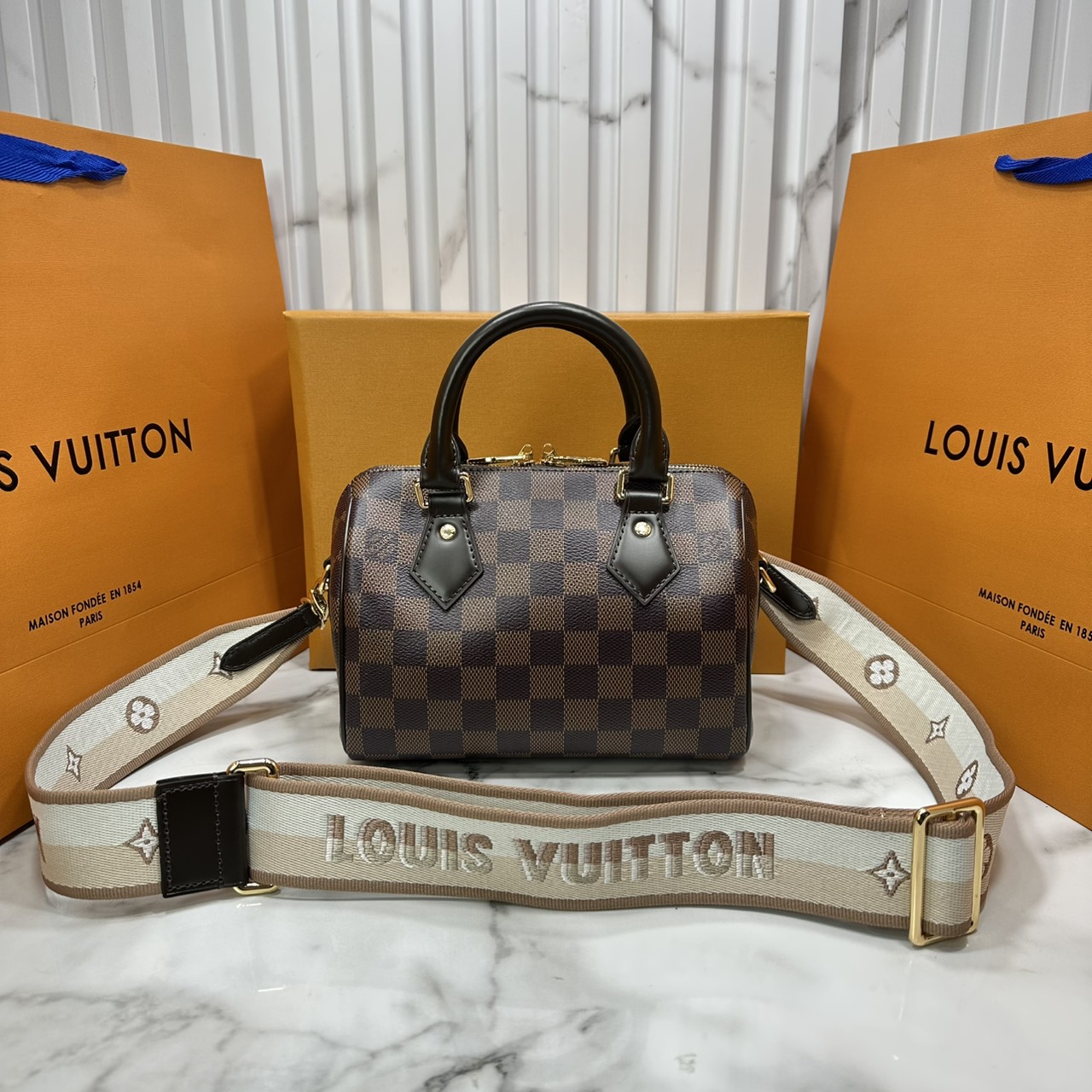 ORI หนังแท้ | LV Speedy 20 Bandoulière Damier Ebene กระเป๋าทรงหมอนสปีดี้แคนวาสคลาสสิกไซส์เล็ก พร้อมสายสะพายผ้าสปอร์ต รุ่นท็อปฮิตในตำนาน สวยงามตลอดกาล แต่งขอบหนังสีน้ำตาล Chocolate ไลฟ์สไตล์แอคทีฟคล่องตัว