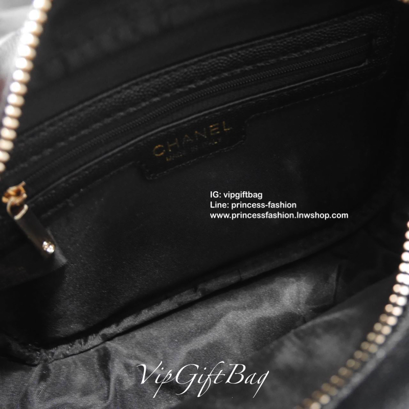 CHANEL VIP GIFT BAG รุ่น CHAIN CROSSBODY กระเป๋าของสมนาคุณ จากพรีเมี่ยมกิ้ฟแบรนด์ดังอย่าง CHANEL วัสดุหนังสังเคราะห์ ลายคาเวียร์สุดหรูเต็มใบ #เล่นแสงสวยมาก ด้านในเปิดปิดด้วยซิปCC อะไหล่ทอง มีช่องซิปแยกอีกหนึ่งช่อง สามารถใส่กระเป๋าสตางค์ใบยาว ของจุกจิกได้ส