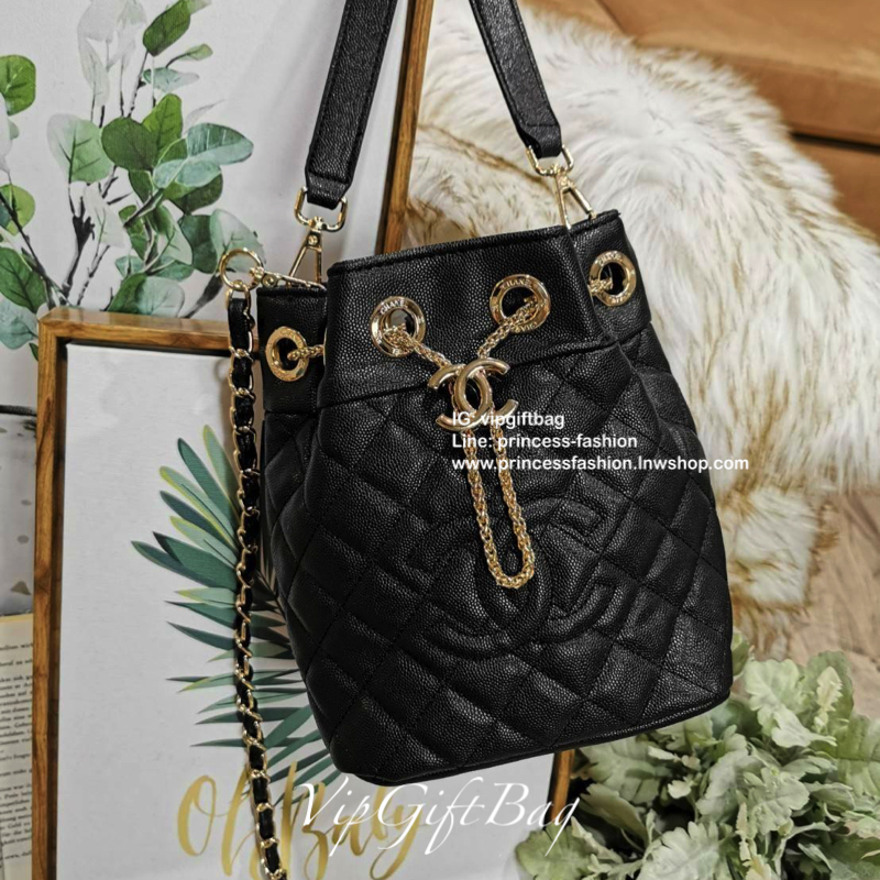 Chanel Crossbody Bag With Chain VIP Gift With Purchase (GWP) รุ่น Limited พรีเมี่ยม Chanel Perfume Counter ทรง Bucket Bag วัสดุหนังคาเวียร์ลายตารางเปิดปิดแบบDrawstringและแถบหนังคาดกลางประดับอะไหล่แบรนด์สีทอง ภายในมีโลโก้และช่อง1ซิป หัวซิปแบรนด์ ใส่มือถือ 