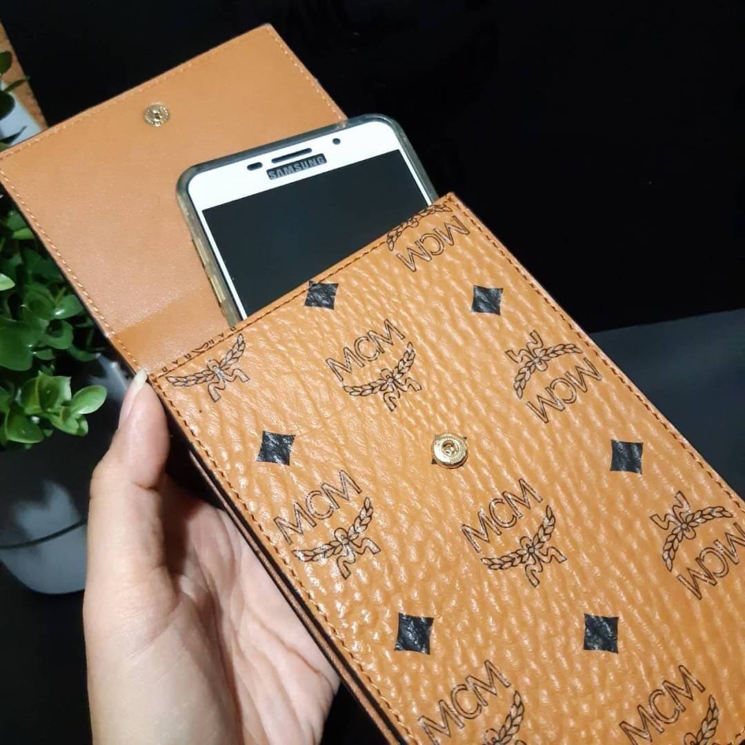 M.C.M CROSSBODY PHONE CASE กระเป๋าอะไรเอ่ยฮิตกันทั่วบ้านทั่วเมือง!!?? กระเป๋าใส่โทรศัพท์ไงจ้ะ!! เดินไปไหนใครก็ใช้ เพราะทุกคนต้องการความสะดวก ใบนี้ตอบโจทย์ไปเล้ย!!