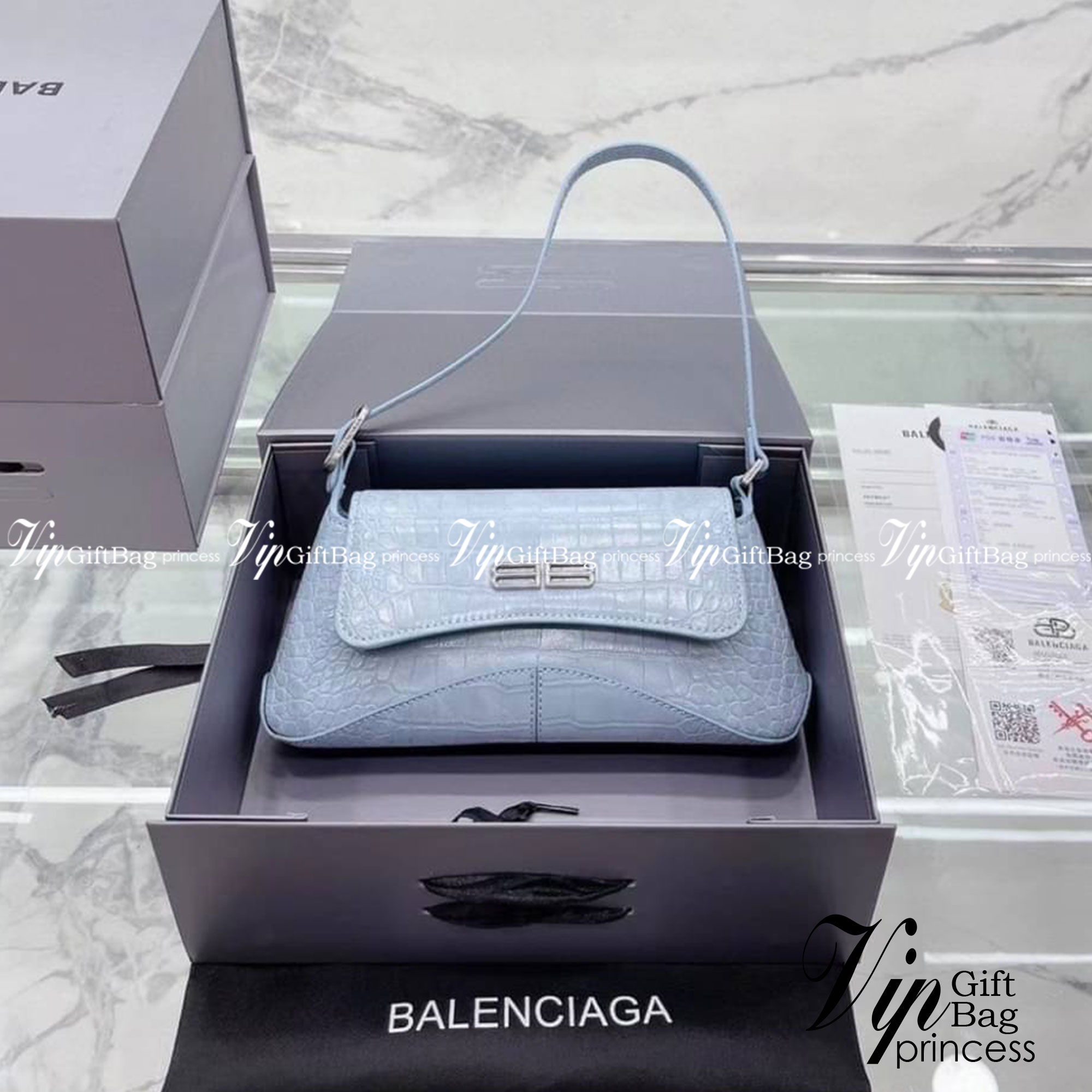 BALENCIAGA XX Small Flap leather shoulder bag กระเป๋าสะพายดีไซน์สวยเลิศ!! ไม่ซ้ำ เอกลักษณ์ที่โดดเด่นด้วยรูปทรง และขนาดที่กำลังเหมาะใช้งาน พร้อมดีไปหมด!! เปิด-ปิดด้วยกระดุมแม่เหล็ก ภายในกระเป๋าเป็นช่องโล่ง ใส่ของสำคัญจุกจิกพอได้ พกพาได้แบบไม่ต้องเยอะ สายสะ