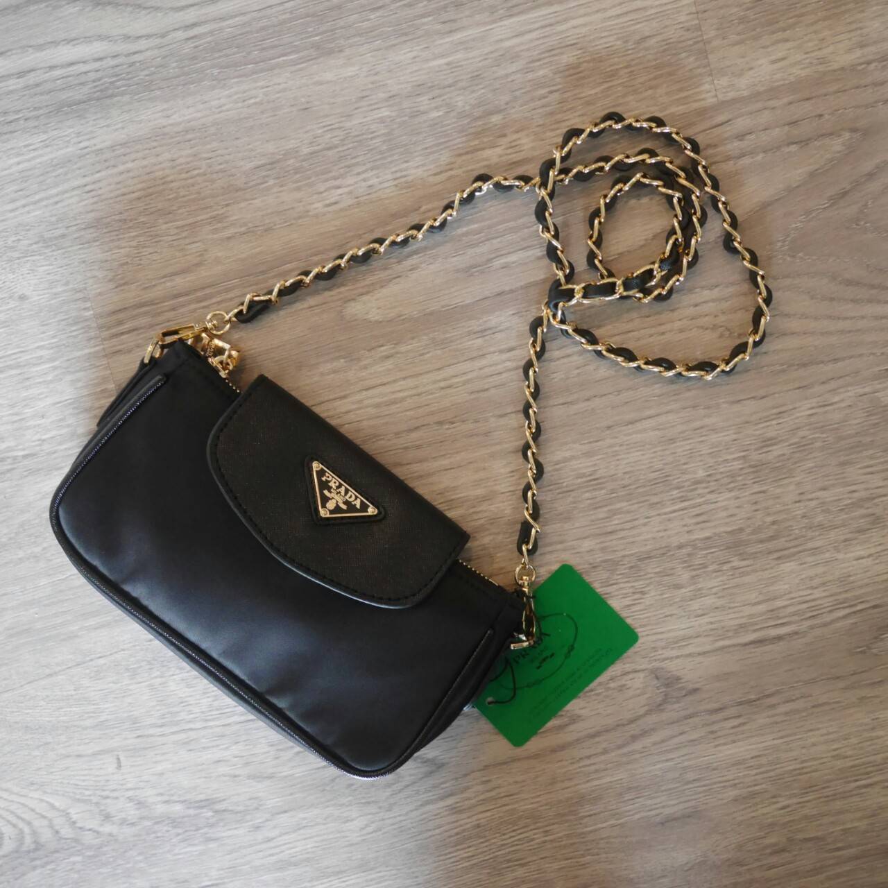 Best Seller! พร้อมส่งความแซ่บ กระเป๋าอเนกประสงค์ จากแบรนด์ PRADA งานพรีเมี่ยม vip gift สุดหรู ตัวกระเป๋าเป็นผ้าไนล่อน ตามแบบฉบับของแบรนด์เลย ใบนี้มีสายยาวโซ่สลับหนัง (ปรับไม่ได้แต่ถอดสายได้คะ) เลิศมาก สะพายเป็น shoulder bag ได้เลย ขนาดกำลังดีคะ ตัวกระเป๋า