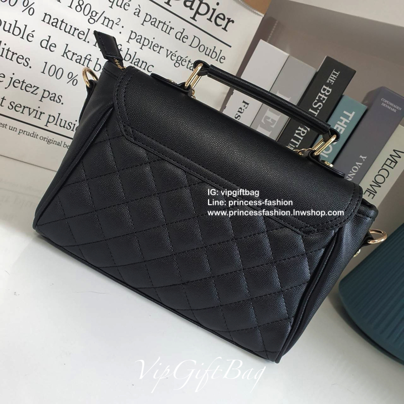 CHANEL VIP GIFT SHOULDER BAG รุ่น LIMITED จากงาน VIP GIFT(GWP) **มันดียยยย์มากแม่ ของแท้100% วัสดุหนังคาเวียร์เต็มใบ ด้านหน้าประดับโลโก้ทองสุดหรู ประดับสายร้อยลูกปัด CHANEL ฝากระเป๋่เปิดปิดด้วยกระดุมแป้กหมุน ด้านในรูดซิปอีกชั้น ช่องใหญ่กว้าง ด้านนึงเป็นช่