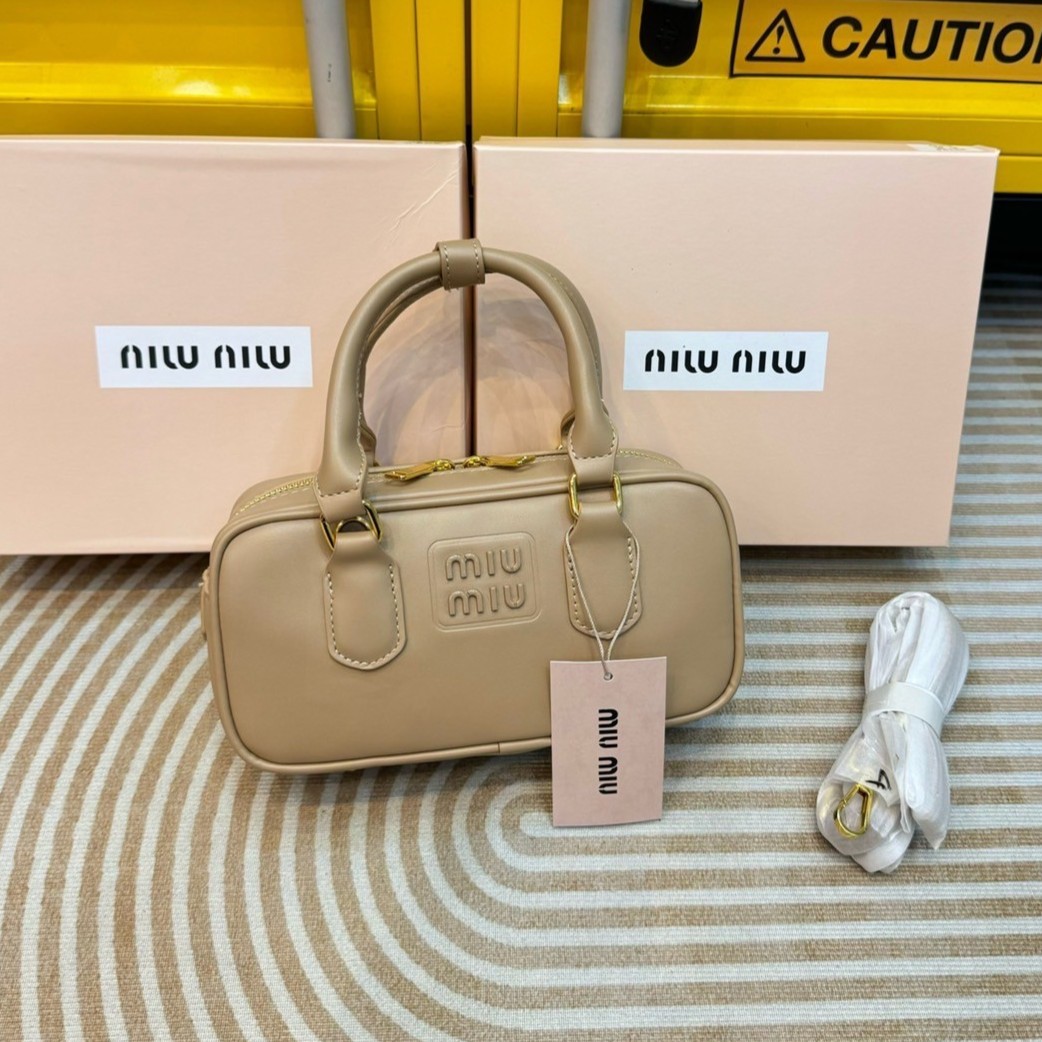 MIU MIU Arcadia leather bag 22cm Regular Size กระเป๋าถือ/สะพายสุดชิคมากในตอนนี้ ดีไซน์เรียบแต่มากมีอยู่จริง สวยดูแพง แมทชุดได้ง่ายสุด มินิมอลมินิใจ หูจับในตัวง่ายและสะดวกพกพา
