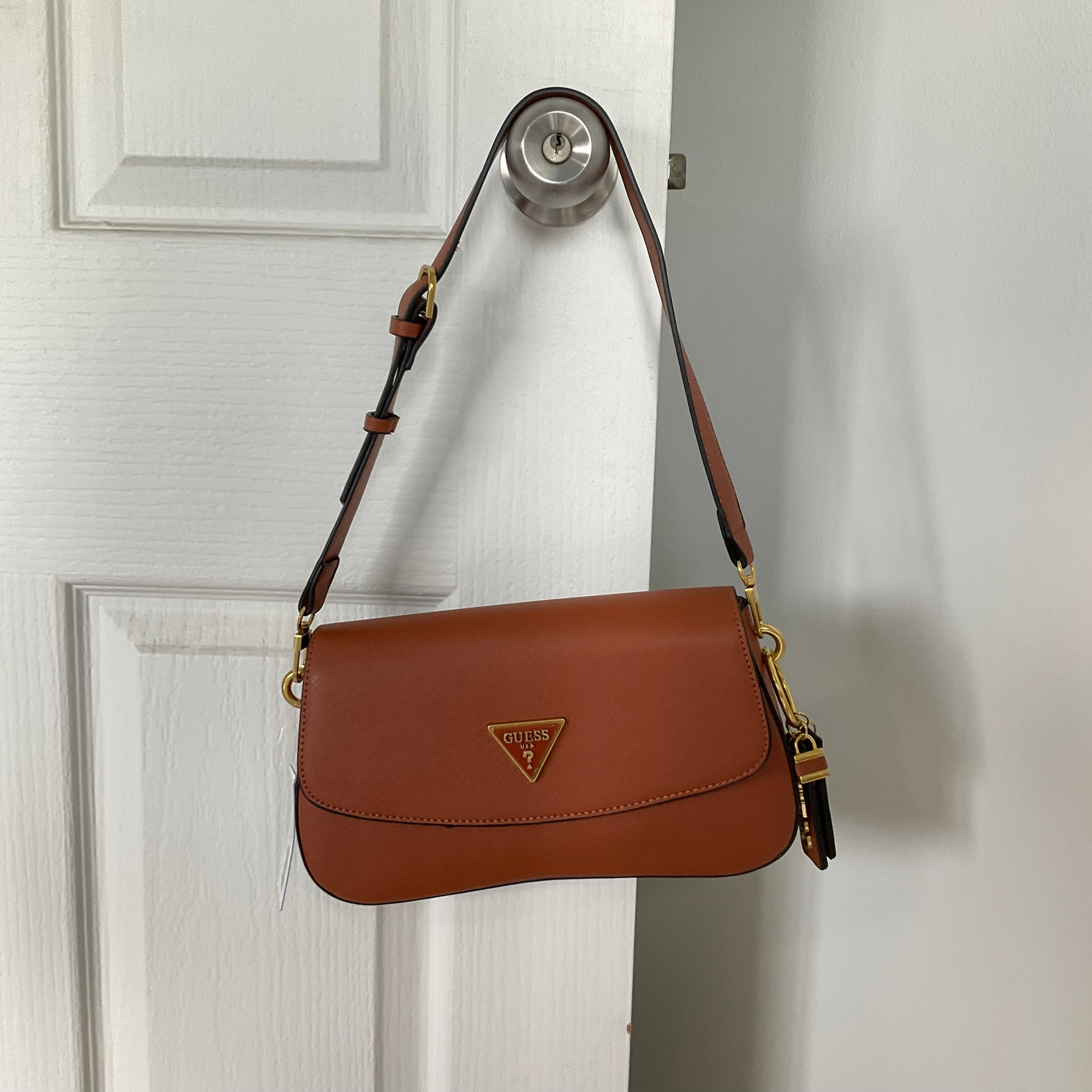 GUESS COLDELIA LOGO FLAP BAG กระเป๋าสะพายไหล่ หนังสวยหรู พิมพ์ลาย อะไหล่ทอง เปิดปิดด้วยกระดุมแม่เหล็ก มีช่องเล็กด้านหน้าหนึ่งช่อง ด้านในใส่กระเป๋าสตางค์ยาว มือถือได้ทุกรุ่น พร้อมช่องซิปแยกให้ มาพร้อมสายสะพายไหล่ปรับและถอดได้ ไอเท็มล่าสุดใบนี้ต้องมีนะคะ