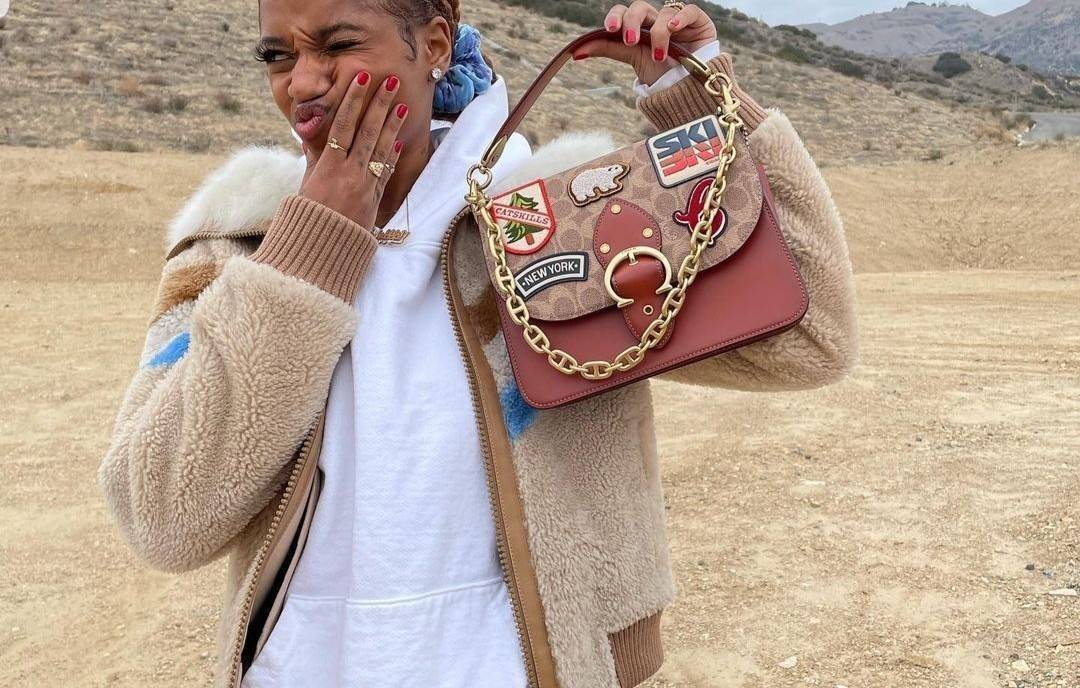 OUTLET 】COACH BEAT SHOULDER BAG IN SIGNATURE CANVAS WITH PATCHES (C6837) ไหวมั้ยเนี้ย!! สวยฟาดอีกแล้วนะยูวว 🤩🌺คอลเลคชั่นใหม่สุดปัง อลังเวอร์!//กระเป๋าถือ สะพายไหล่ลาย SIGNATURE ตกแต่งความเก๋ด้วยแผ่นแปะลวดลายที่มีเฉพาะจาก COACH คอลเลคชั่นนี