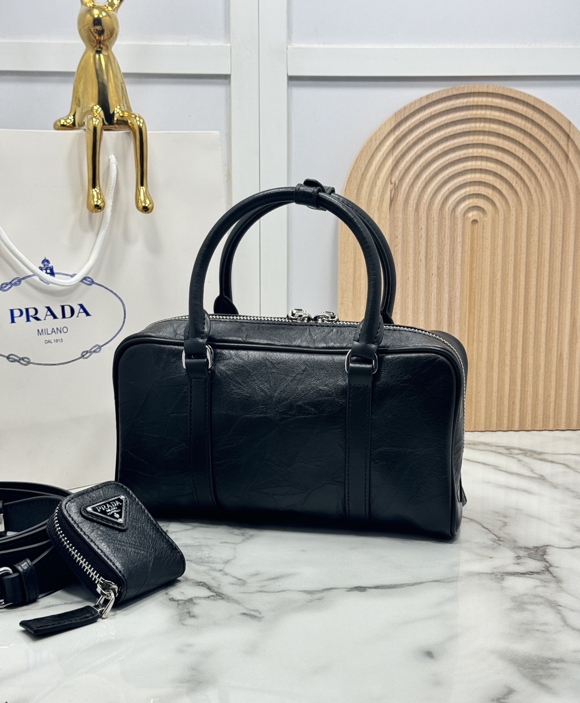 ORI หนังแท้ | Prada Antique nappa leather multi-pocket top-handle bag กระเป๋าสะพายทรง keepall มีช่องซิปด้านหน้าพร้อมหูจับ งานหนังยับดีไซน์เอฟเฟกต์เท็กซ์เจอร์ที่มีเสน่ห์สไตล์วินเทจ พร้อมทริกห้อยเพิ่มสไตล์สัมผัสที่โดดเด่นและร่วมสมัยยิ่งขึ้น