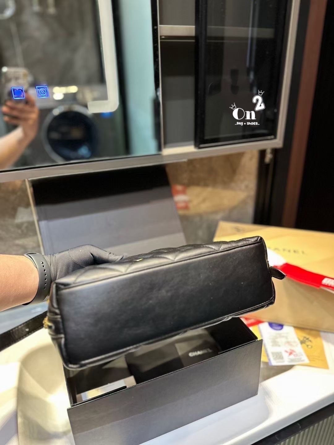 CHANEL HOBO BAG Shoulder Bag กระเป๋าสะพายทรงโฮโบ หนังลายตาราง โลโก้CC Iconic ด้านบนแบบเปิดปิดด้วยซิป สายโซ่ทองสวยหรูใช้งานสะดวกกำลังน่ารักเลยค่ะ