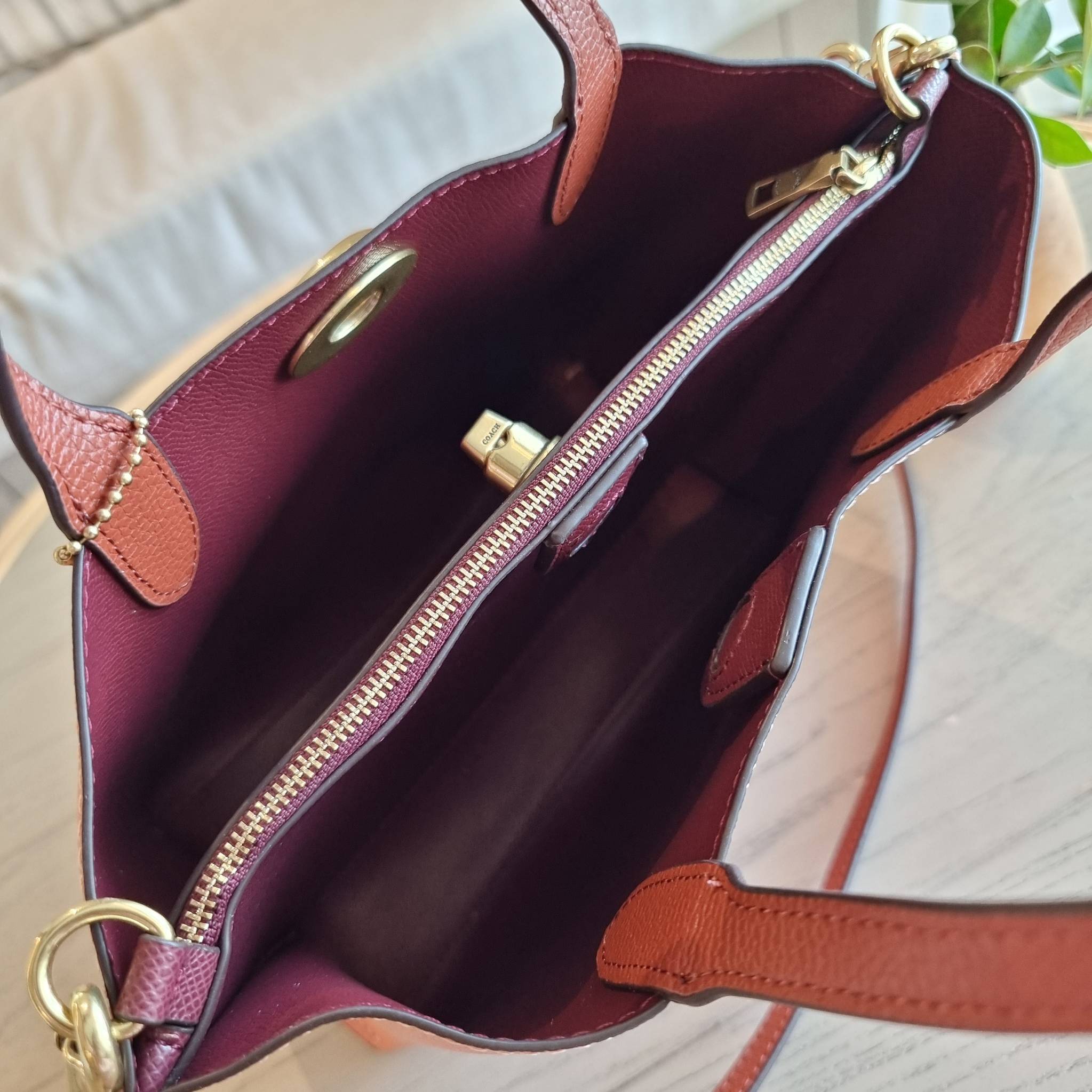 COACH C8561 C8869 WILLOW TOTE 24 IN COLOR BLOCK น้องสาวลุคลูกคุณมาแล้วจ้า กระเป๋าถือ/สะพาย ดีไซน์คัลเลอร์บล็อค ลงตัว เรียบหรู ใบจริงคือผู้ดี๊ผู้ดี ใช่ได้ทุกๆโอกาส วัสดุหนัง pepble อยู่ทรง เปิดปิดด้วยตัวบิดล็อค และอีกฝั่งเป็นกระดุมแม่เหล็ก ภายในโล่งกว้าง ใ