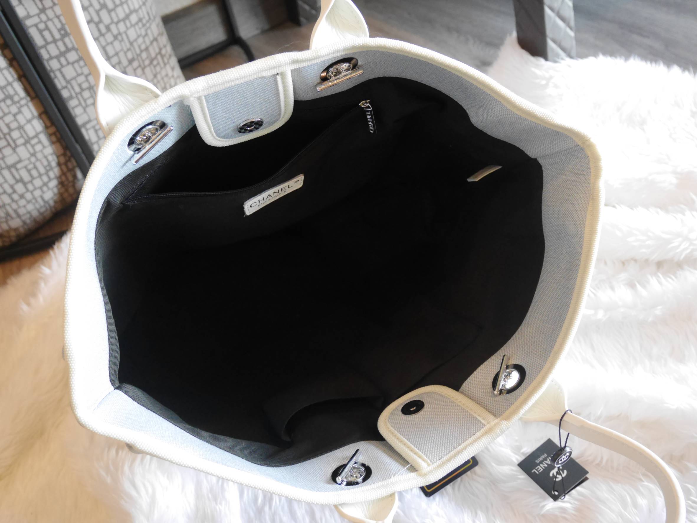 How Cute! 🎄🎄 รุ่นใหม่ล่าสุด!! ที่สาวๆรอคอย Chanel tote canvas bag จากงานพรีเมี่ยม VIP GIFT รุ่นดังเลยค้า Size ใหญ่อลัง บอกเลยว่า **งานดีที่สุด ตัวกระเป๋า กระเป๋าผ้าเป็นผ้า canvas เนื้อดีสมราคา สัมผัส นุ่มลื่นมือมากกกก อะไหล่เงินปั้มแบรนด์แ