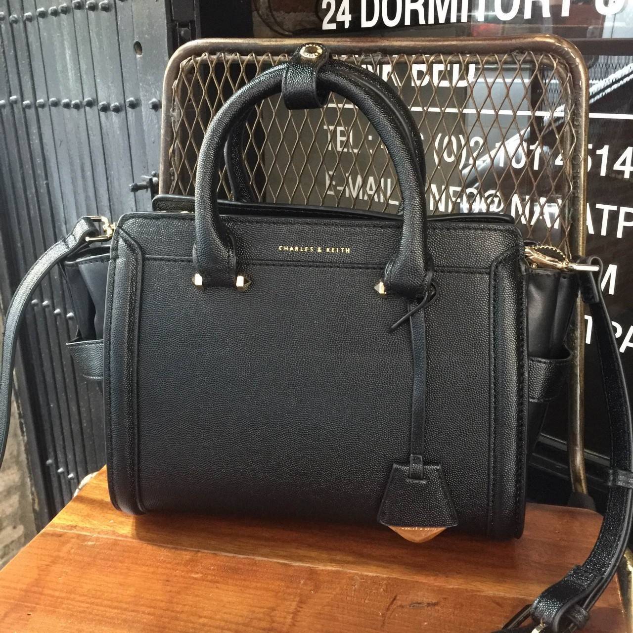 Charles&keith Structured Trapeze Detail Bag สำหรับคอลเลคชั่นใหม่ 2018 เพิ่มสีสวยๆโดนใจให้คุณได้เลือก ตัวกระเป๋าวัสดุหนัง PU อยู่ทรงน่าใช้ ภายในช่องใหญ่จุของได้เยอะม๊วกกก ช่องซิปเล็กด้านใน และช่องเก็บของจุกจิก เปิด-ปิดด้วยซิปรูดลื่นใช้งานคล่องตัว สายสะพายถ