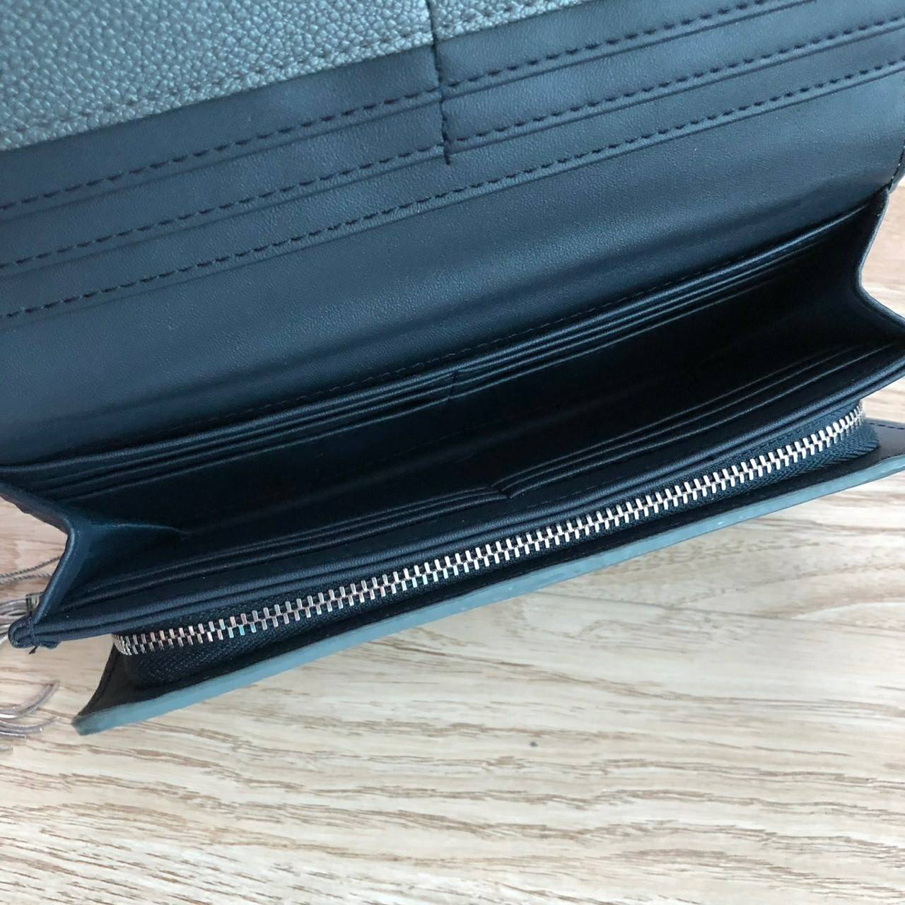 Charles & Keith Basic Long Wallet กระเป๋าสตางค์ใบยาว ตกแต่งด้วยพู่ เปิด – ปิดกระเป๋าด้วยเเม่เหล็กแบบซ่อน ภายในมีช่องใส่บัตร ช่องซิปใส่เหรียญ และช่องใส่ธนบัตร ใส่ iPhone Plus ได้ค่ะ ด้านหลังมีช่อง 1 ช่อง