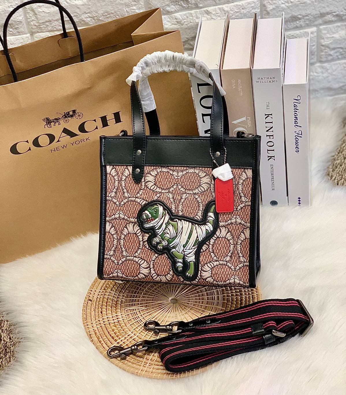 มาสคอตที่รัก 💋 ยังไม่เข้าช๊อปไทย สวยก่อนใครไปเลยจร้าา COACH X MICHAEL B. JORDAN FIELD TOTE 22 IN MUMMIFIED SIGNATURE CANVAS WITH REXY ((C6971)) พร้อมส่งที่ไทยทันทีค่ะ! MICHAEL B.JORDAN ร่มมือกับCoach ออกแบบกระเป๋าทรงTote กนังแท้นิ่มมือ ใหม่ลาสุดมา