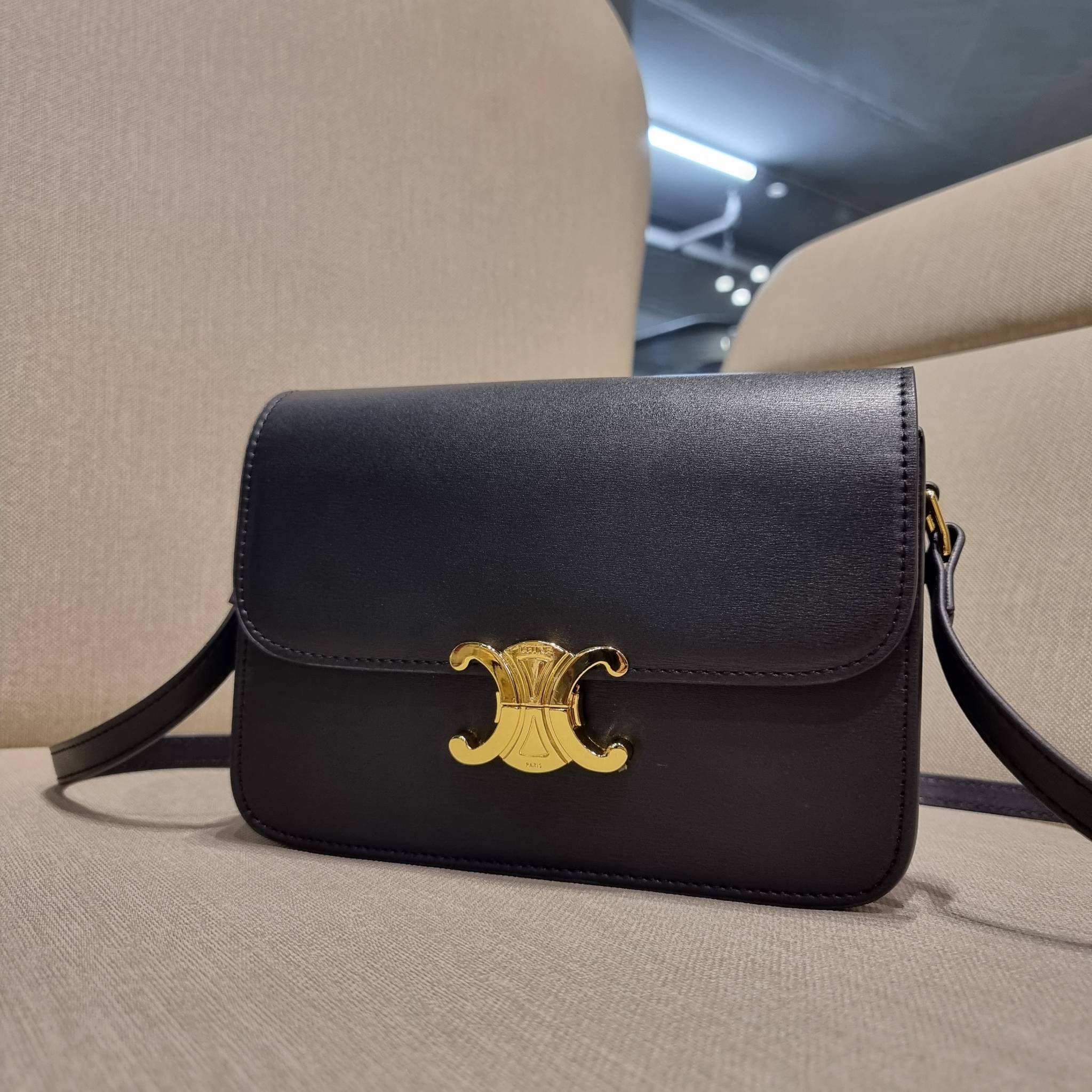 VIP 🥂 CELINE CLASSIQUE TRIOMPHE BAG IN SHINY CALFSKIN ไอเท็มสุดคลาสสิค ที่ขาดไม่ได้ กระเป๋าสะพายทรงสวยคลาสสิค แฝงความผู้ดี ที่ใช้ได้ทั้งชายหญิง วัสดุหนังแท้ เปิด-ปิดด้วยตัวกดล็อค สะดวกใช้มาก ภายในเป็นช่องโล่ง เก็บของได้เป็นสัดส่วน และยังมีช่องซิปใ