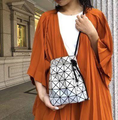 Baobao Issey Miyake Wring Small Bag กระเป๋าสะพายครอสบอดี้พร้อมสายรูดเปิดปิด สามารถปรับความยาวของสายได้ตามสไตล์ความชื่นชอบ ด้วยดีไซน์ทรงน่ารัก เหมาะสำหรับให้สาวๆหยิบใช้ในวันสบายๆ แต่เต็มเปี่ยมไปด้วยความคล่องแคล่ว ไฮไลต์ของซีซั่นนี้คือกระเป๋าที่มาพร้อมกับเช