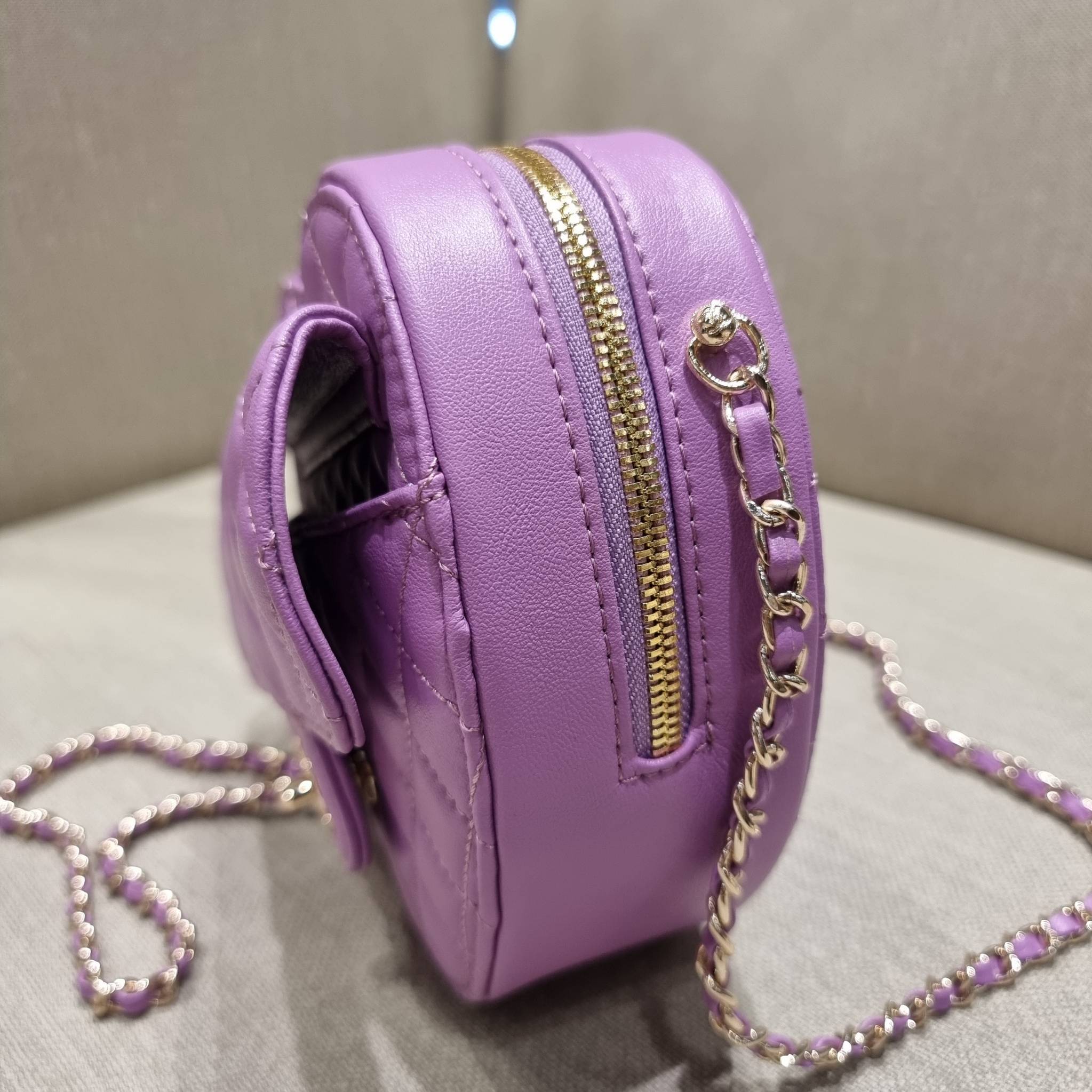 CHANEL Heart Bag Lambskin & Gold-Tone Meta ใหม่มาก สวยมาก มงมาก!! กระเป๋าสะพายสุดคิ้วท์ ที่ดีไซน์รูปทรงหัวใจไม่ซ้ำใคร น่ารักทุกสี น่าใช้ไปเลยแม่!! วัสดุหนังแกะฟอกสี เปิด-ปิดด้วยซิป ด้านหน้ามีช่องเก็บของจุกจิก ภายในเป็นช่องโล่ง ใส่มือถือ ใส่กระเป๋าสตางค์สั