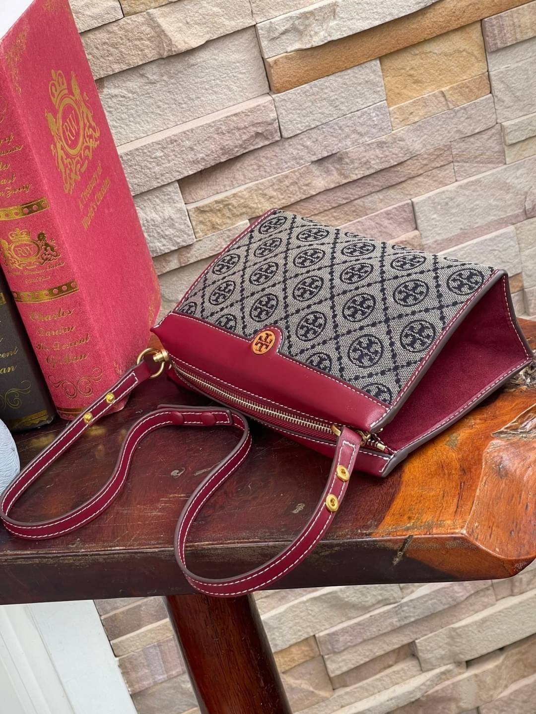 Tory burch t monogram jacquard mini pouchette ปังไม่หยุดกับลวดลาย T Monogram ที่มารังสรรค์ลงบนไอเท็มต่างๆ ในคอลเล็กชั่นต่างๆ สำหรับในรุ่นนี้มาในทรง mini pouchette ที่ได้ดีไซน์น่ารักๆแบบลุคช์ไฮโซ ที่สามารถปรับสายสั้นยาวได้ด้วยกระดุมสแน็ป ต่างออกไปกับคอลเลค