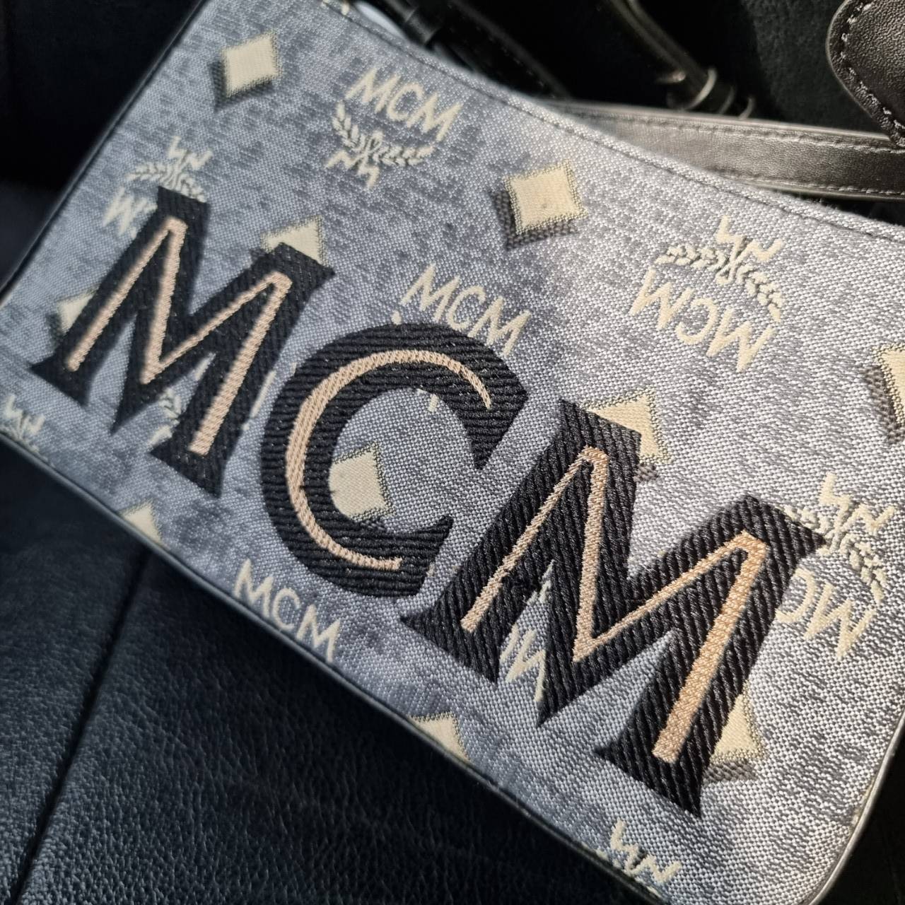 M.C.M MINI SHOULDER BAG IN VINTAGE JACQUARD MONOGRAM คอลเลคชั่นใหม่ล่าสุด โดดเด่นด้วยลายโมโนแกรม ถักทอบนผ้า woven jacquard กระเป๋าสะพายทรงพอชที่ไม่ธรรมดา มาพร้อมสายสะพายในตัว สามารถปรับใช้ได้ 2 แบบ สายยาวสะพายข้าง หรือจะนำสายเส้นกลางออกและปรับใช้สะพายไหล่