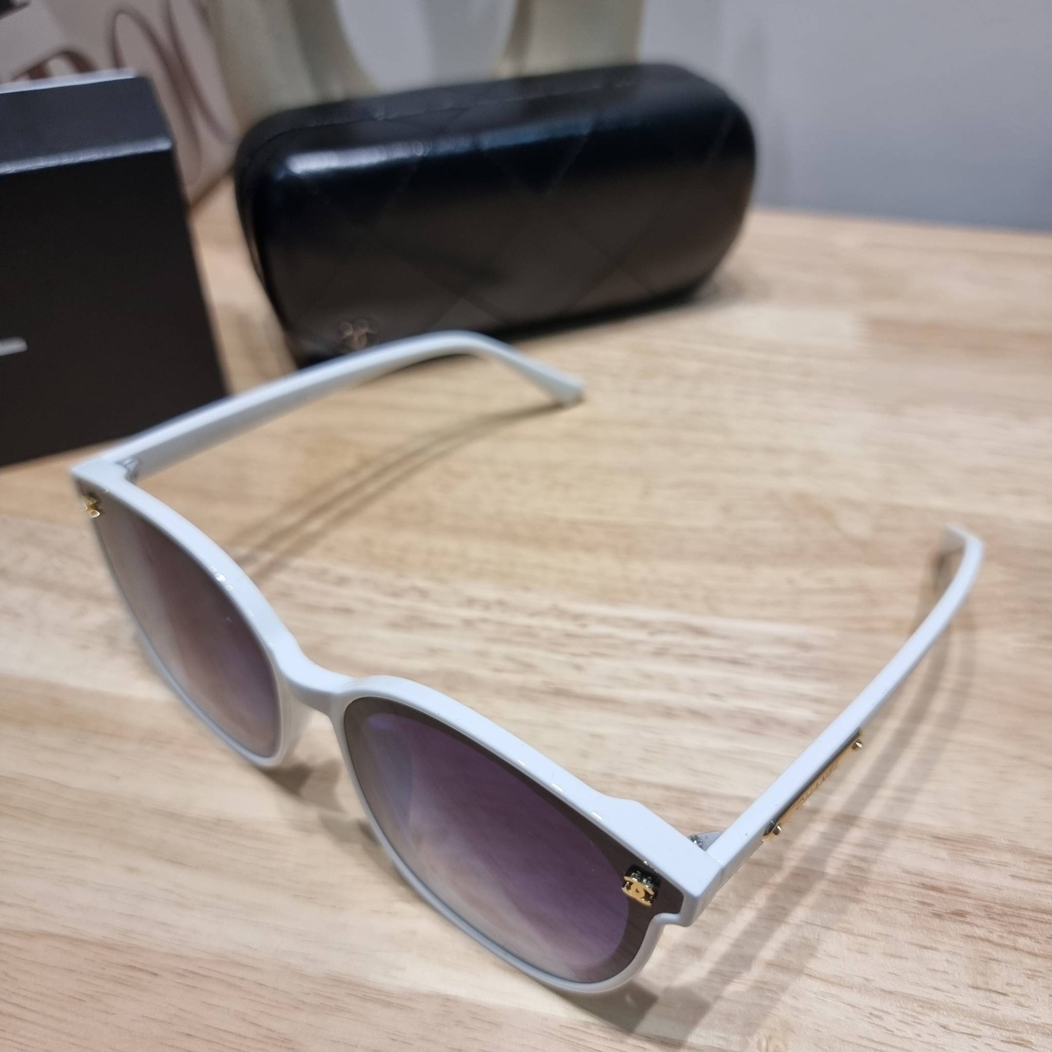 Chanel eye-glasses UV protection gift Box set สุดคุ้ม มาพร้อมอุปกรณ์ครบเซ็ท ดีไซน์ชิคมากแม่!! รับรองไม่ซ้ำใคร ใส่เสริมโหงวเฮ้ง ดูผู้ดี มีพกติดตัวไว้ไม่ตกเทรนด์ ใช้ได้ทุกโอกาส ทุกสถานการณ์ ใส่ที่บ้านถนอมสายตา