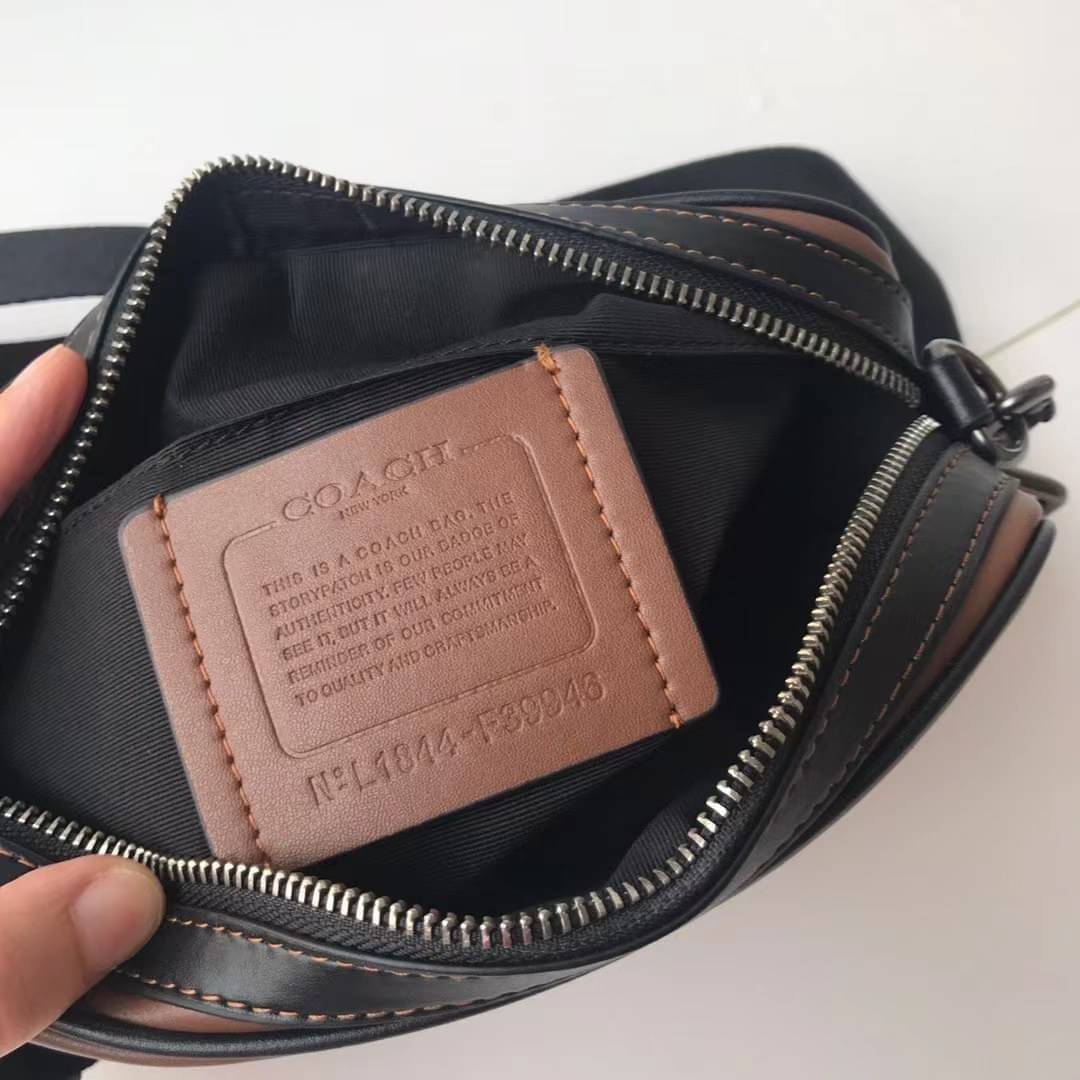 3สีเข้าใหม่งานคุณภาพอีกแล้วคับท่านน ทั้งสี ทั้งหนังสวยมากๆค่าา!! COACH GRAHAM CROSSBODY BAG ((39946)) พร้อมส่ง! กระเป๋าสะพายแบบครอสบอดี้ร์ ใช้ได้ทั้งชาย//หญิง หนังแท้อย่างดี เรียบหรูค่ะ ด้านหน้ามีช่องซิปซ่อนให้หนึ่งช่อง ช่องซิปหลักกว้าง ใส่ของจำเป็นได้ครบ