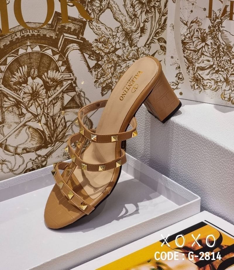 Valentino รองเท้า งานสวม หมุด สวยเก๋ ของมันต้องมีคะ แมทส์ชุดไก้หลากหลาย สวมใส่ง่าย วัสดุหนัง PU พิมพ์ลายคล้ายหนังแท้ ส้นแท่ง ใช้งาน ยื่น เดิน สบาย ไม่เมื่อย