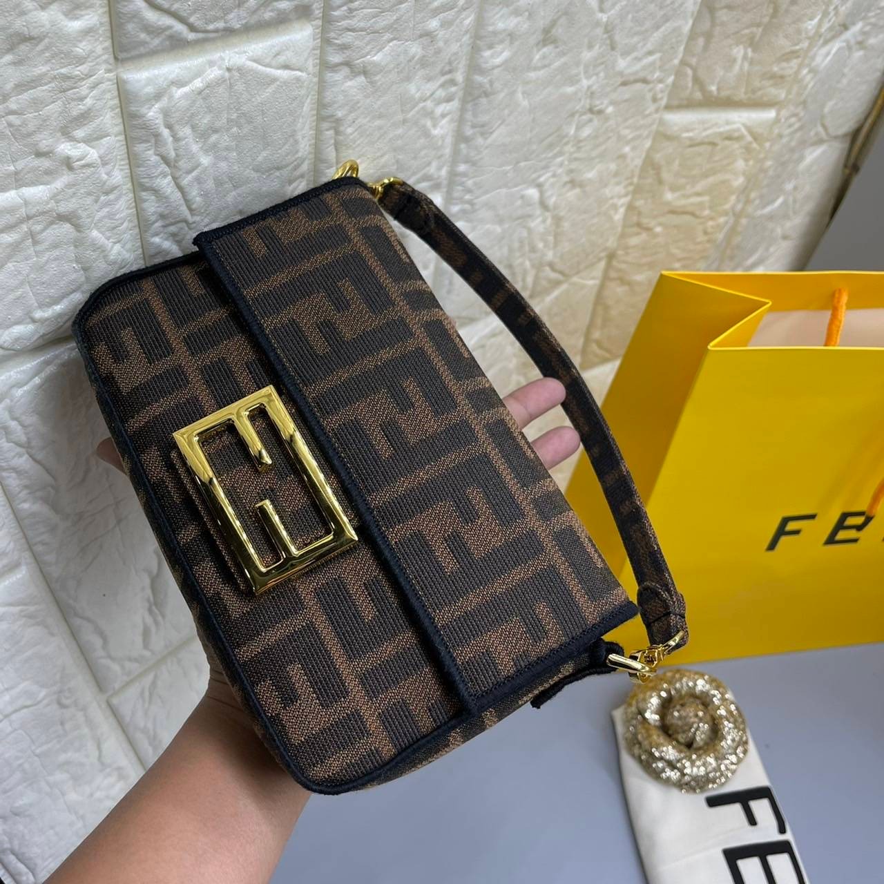 MINI || FENDI VINTAGE BAGUETTE SHOULDER BAG 2size ORI Grade ใช้งานต่างประเทศได้ กระเป๋าสะพายทอลายโมโนแกรม อะไหล่ทองหรูหรา มี 2 ขนาด ทนทาน มาพร้อมสาย 2 แบบ สำหรับคล้องแขน และสายครอสบอดี้ เปิด-ปิดด้วยกระดุมแม่เหล็ก ภายในเป็นช่องโล่ง ใส่โทรศัพท์ พร้อมเสิร์ฟค
