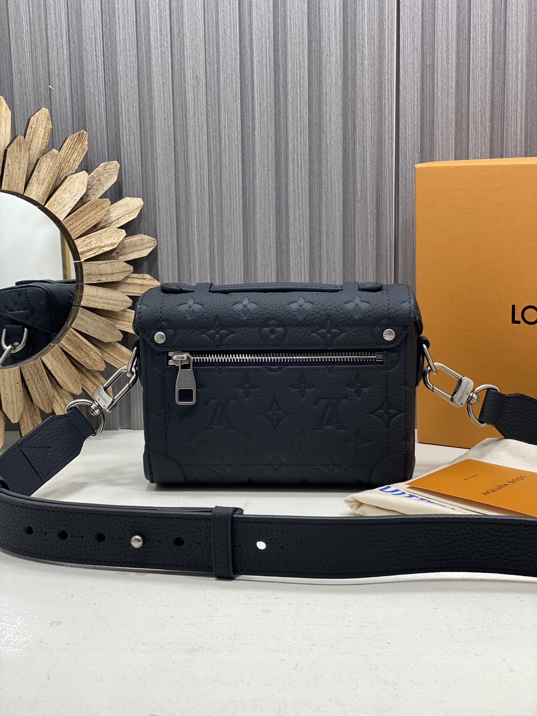 TOP ORI หนังแท้ | LV Soul Trunk Bag Taurillon leather with Monogram pattern กระเป๋าสะพายทรงทรังค์ ครอสบอดี้ขนาดกะทัดรัด หนังแท้เนื้อนุ่มประทับลาย Monogram หรูหราเป็นเอกลักษณ์ เสริมมุมโดดเด่นดีเทลหนังประณีต