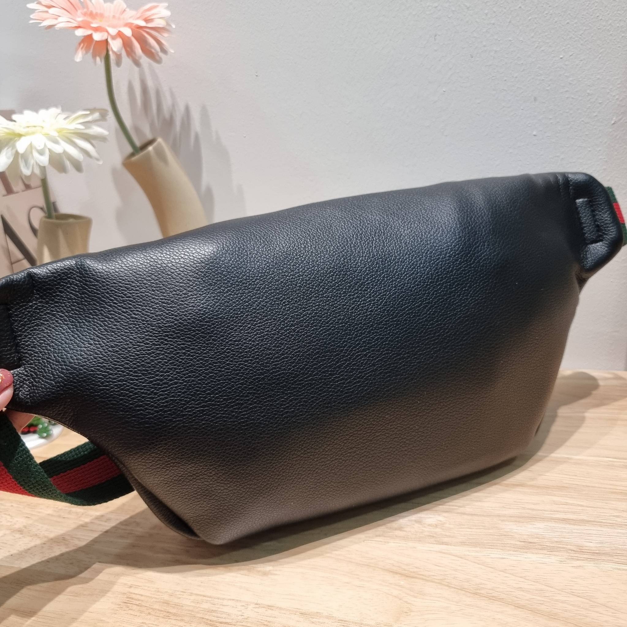 GUCCI Print Logo Belt Bag / GG LEATHER BELT BAG ไอเท็มยอดฮิต ขึ้นแท่น best seller กับกระเป๋าคาดอก ไซส์ใหญ่จุได้คุ้มค่า รูปทรงคลาสสิค พกพาง่าย ดีไซน์ลวดลายเอกลักษณ์ที่เป็นกิมมิค สายสะพายปรับได้ตามชอบ